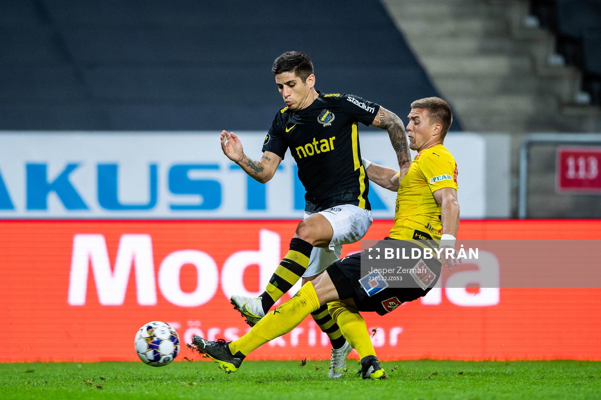 s Nicolas Stefanelli och Mjällbys Ivan Kricak