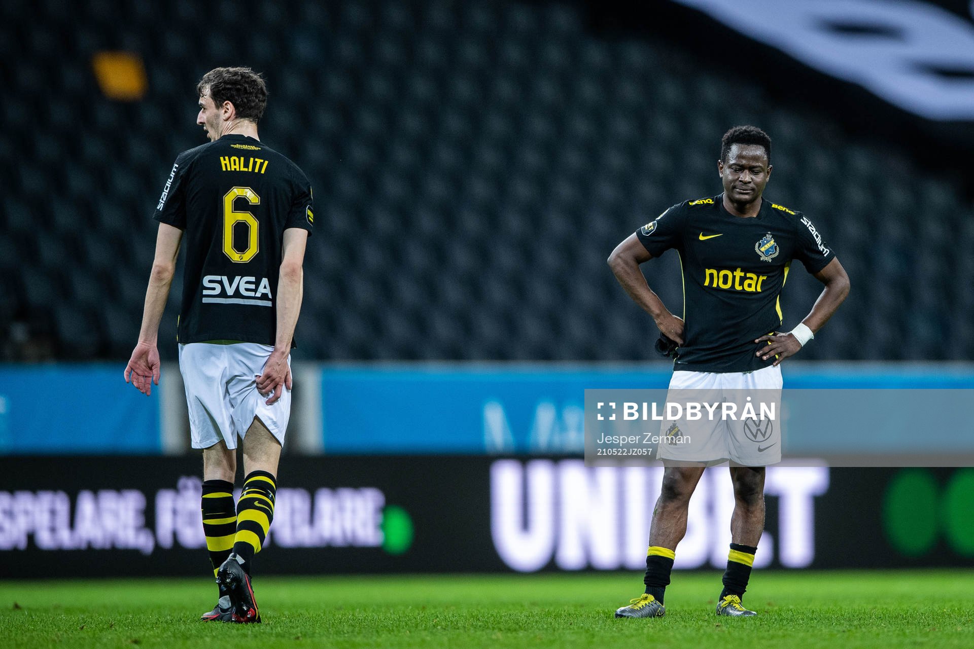 s Jetmir Haliti och Erick Otieno deppar