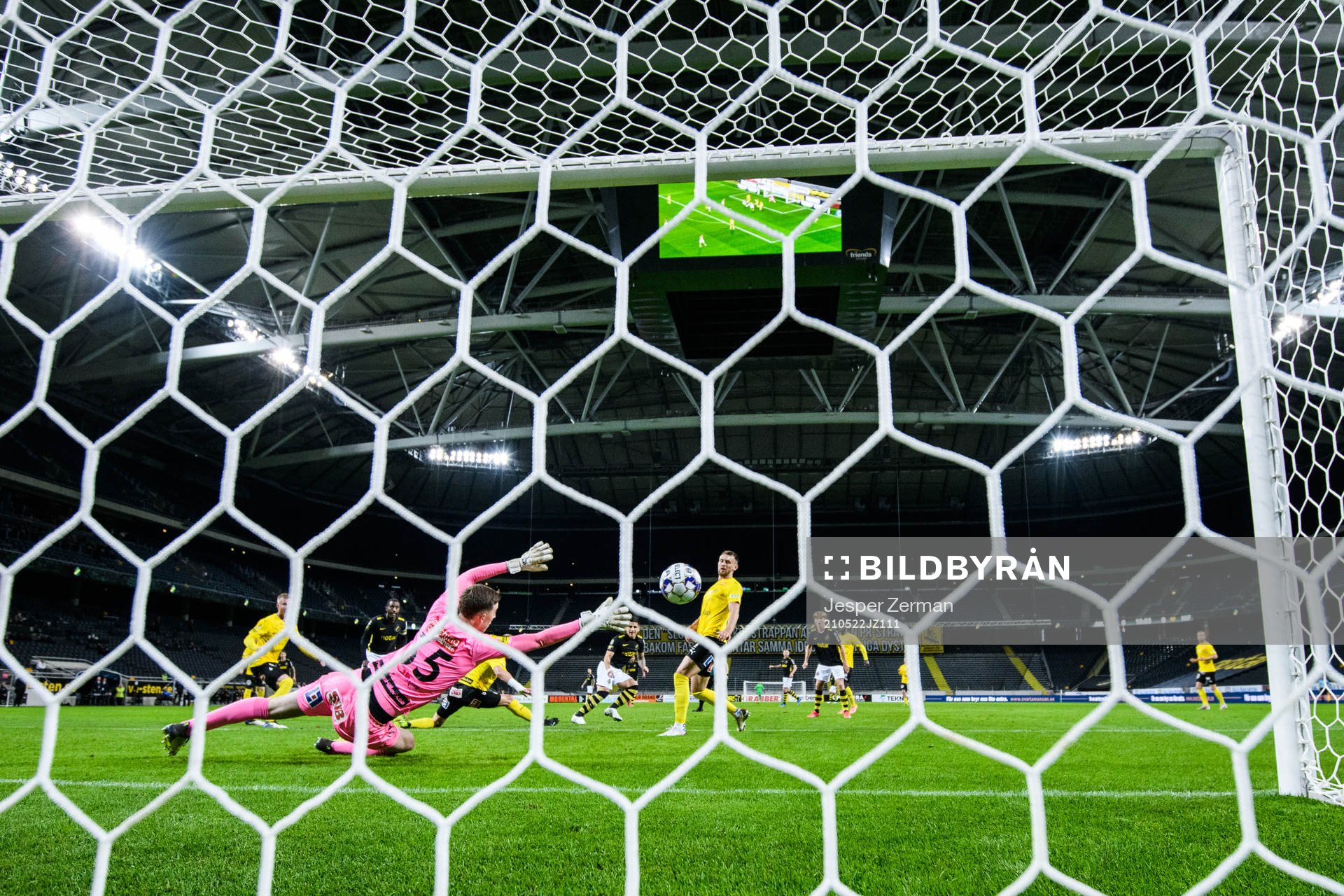 s Nicolas Stefanelli gör 1-0 på Mjällbys målvakt Samuel