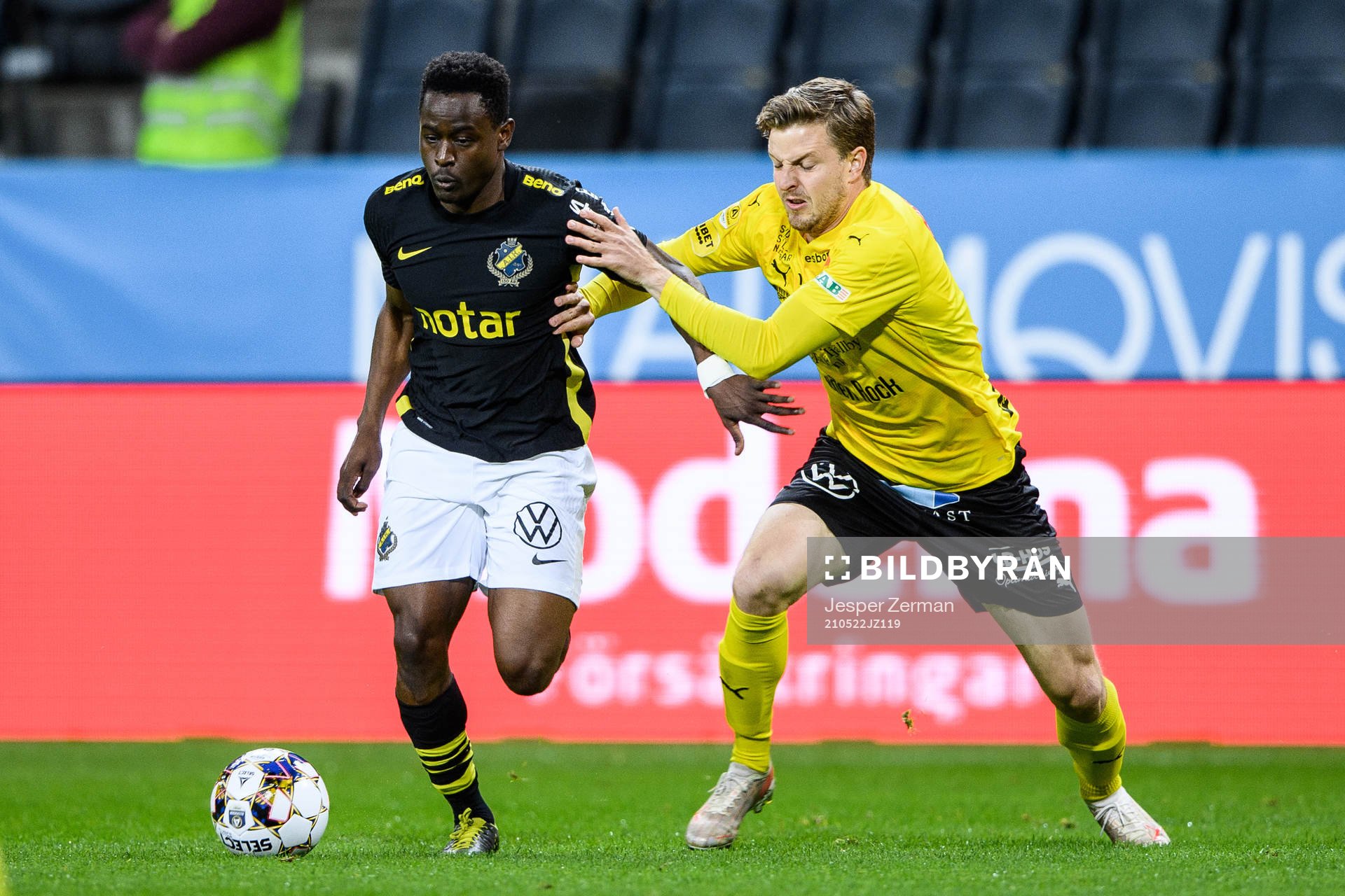 s Erick Otieno och Mjällbys Joel Nilsson