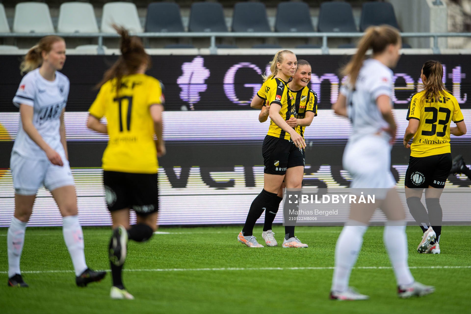 Häckens Stina Blackstenius och Hanna Wijk