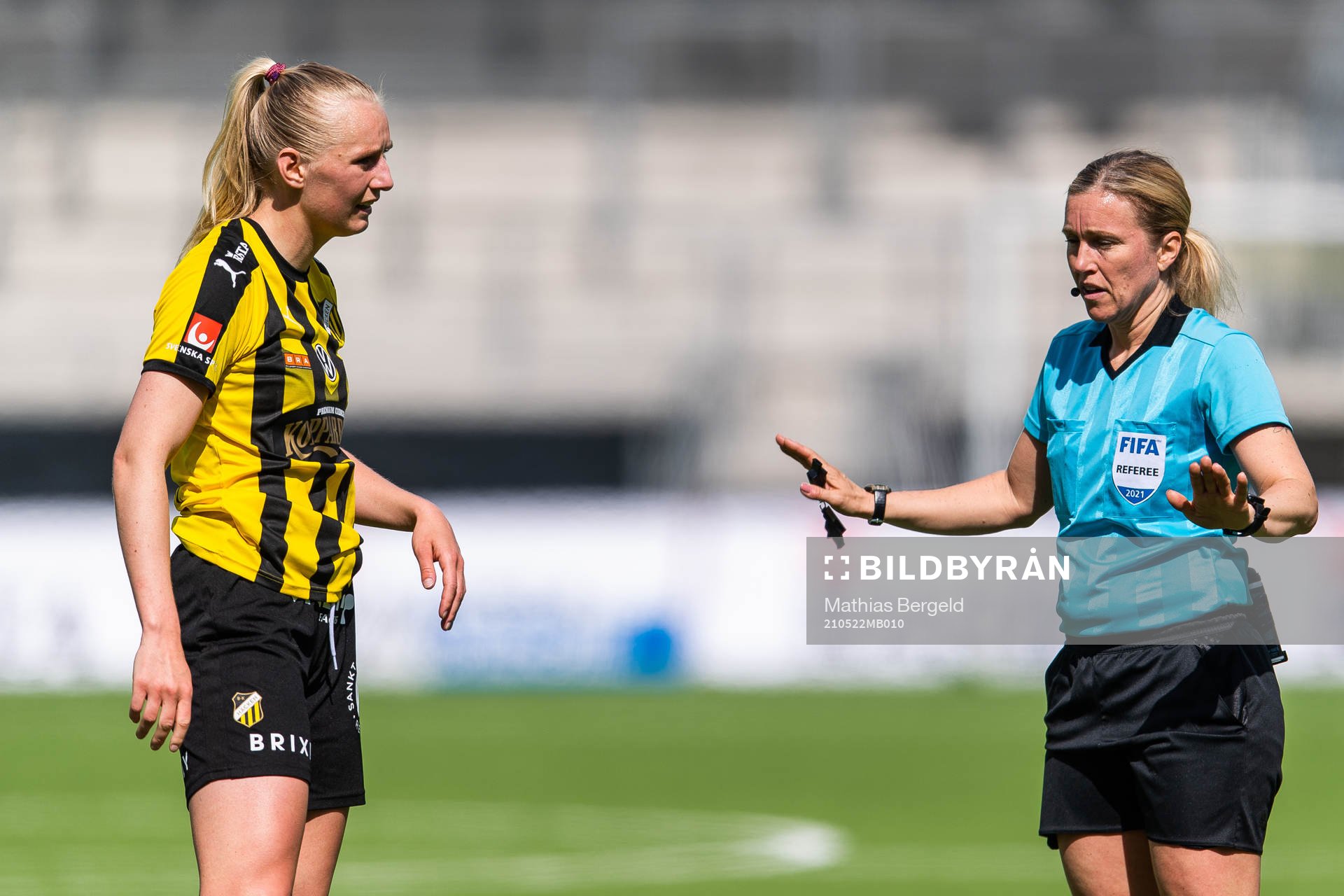 Häckens Stina Blackstenius och domare Sara Persson i samtal