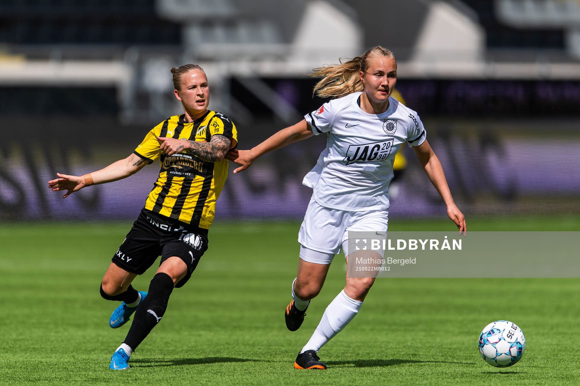 Häckens Filippa Curmark och Eskilstunas Noor Ekhoff under fotbollsmatchen i Damallsvenskan mellan Häcken och Eskilstuna United den 22 maj 2021 i Göteborg. 