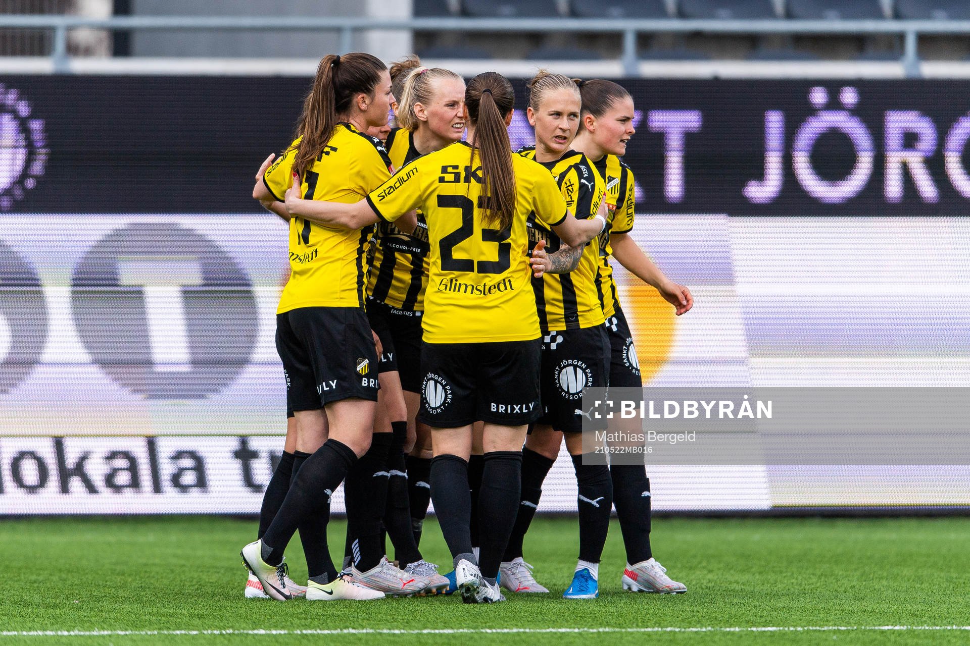 Häckens spelare jublar