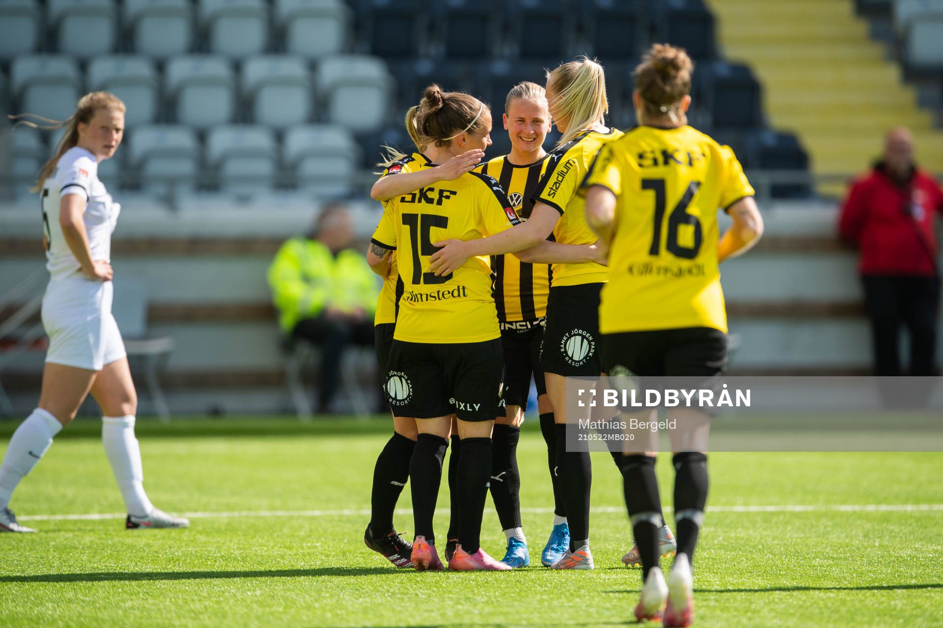 Häckens Filippa Curmark jublar med lagkamrater efter 3-0 under fotbollsmatchen i Damallsvenskan mellan Häcken och Eskilstuna United den 22 maj 2021 i Göteborg.