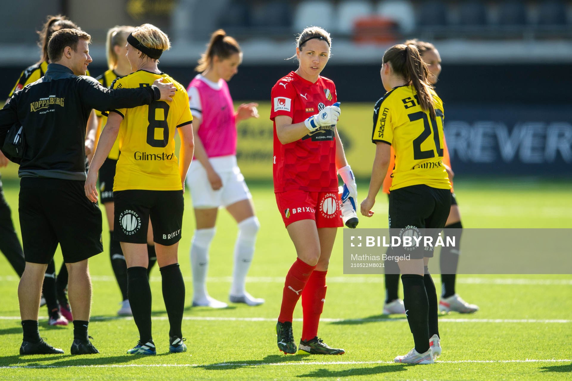 Häckens målvakt Jennifer Falk och Dilja Yr Zomers jublar