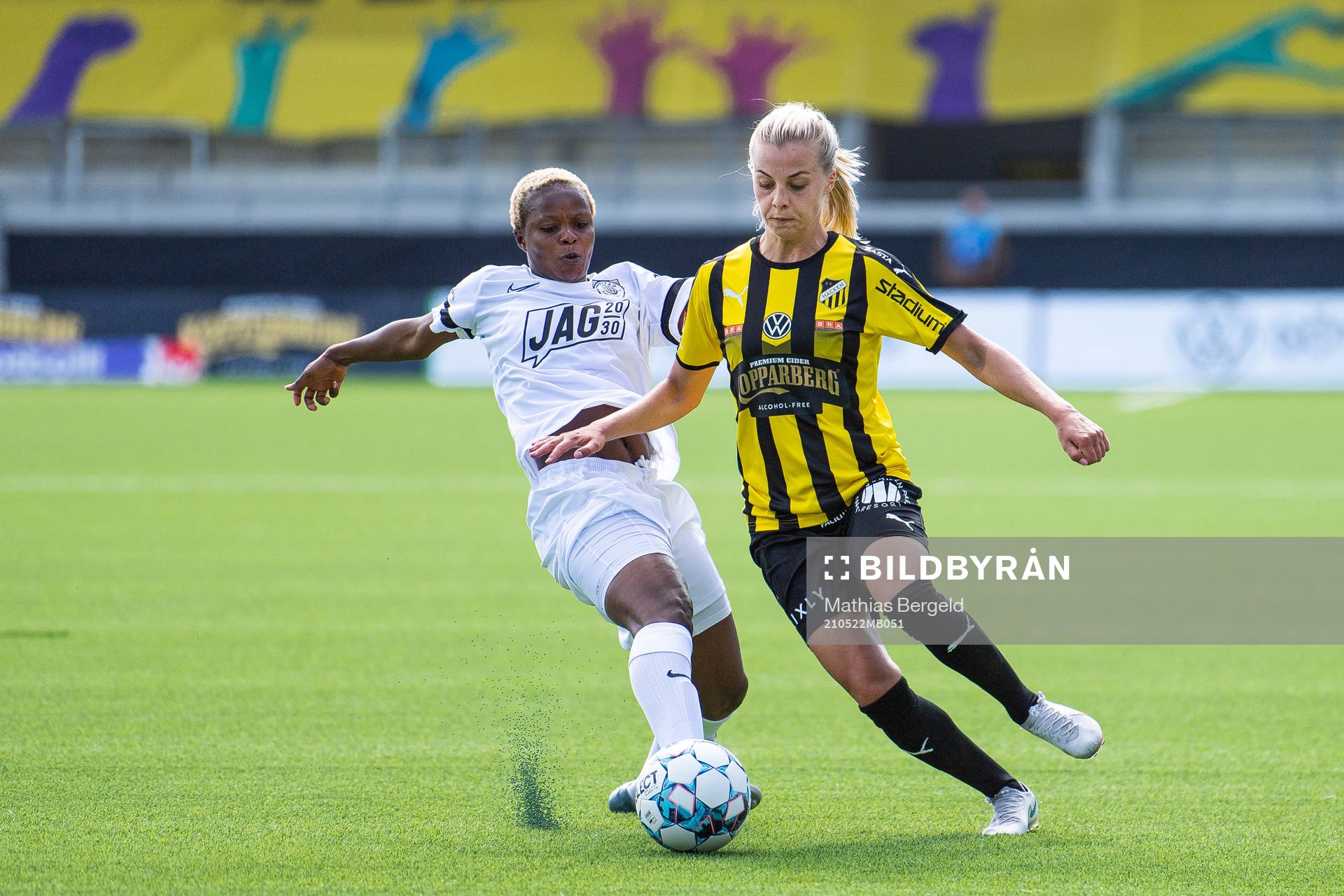 Eskilstunas Ngozi Sonia Okobi och Häckens Lotta Ökvist