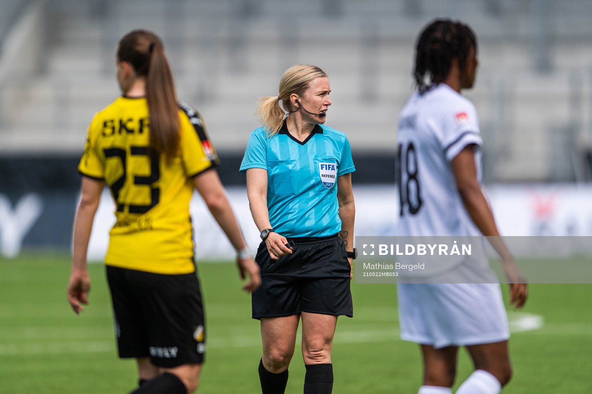 Domare Sara Persson under fotbollsmatchen i Damallsvenskan mellan Häcken och Eskilstuna United den 22 maj 2021 i Göteborg. 