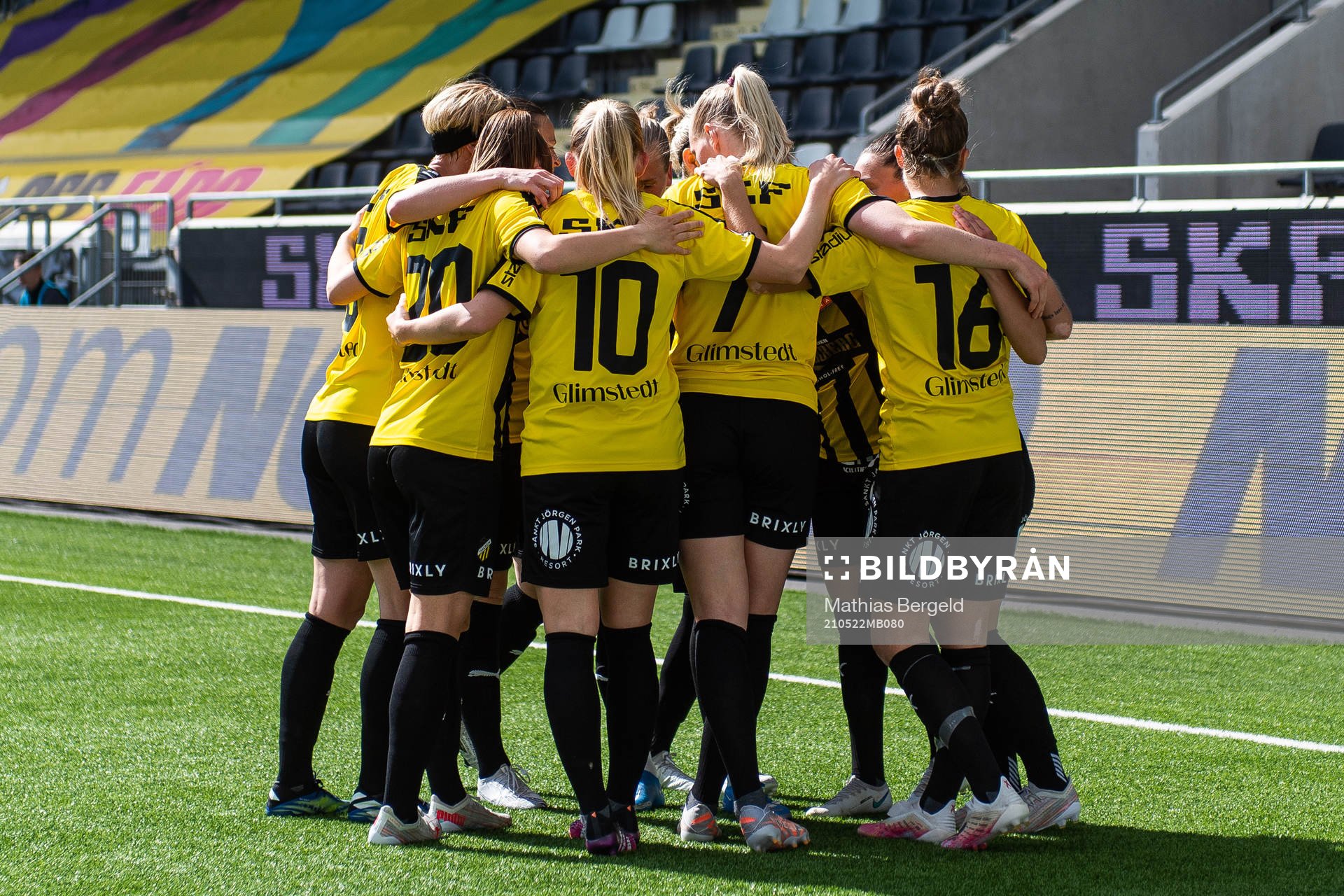 Häckens Johanna Rytting Kaneryd jublar med lagkamrater efter att hon gjort 2-0 under fotbollsmatchen i Damallsvenskan mellan Häcken och Eskilstuna United den 22 maj 2021 i Göteborg.