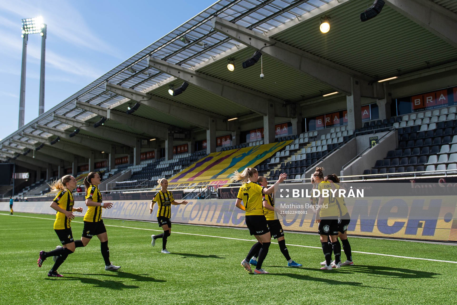 Häckens Johanna Rytting Kaneryd jublar med lagkamrater efter att hon gjort 2-0 under fotbollsmatchen i Damallsvenskan mellan Häcken och Eskilstuna United den 22 maj 2021 i Göteborg.