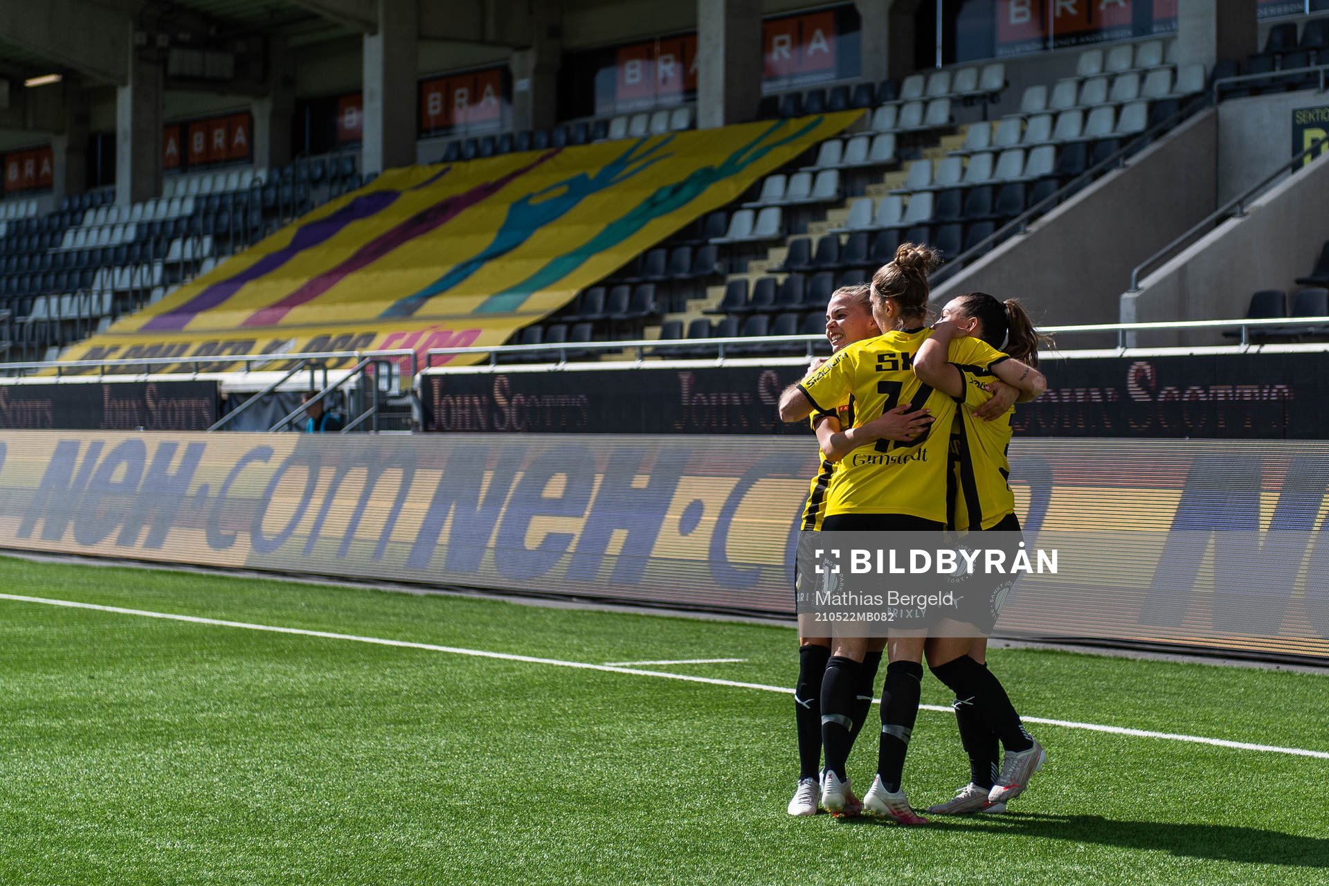 Häckens Lotta Ökvist och Filippa Angeldahl jublar med