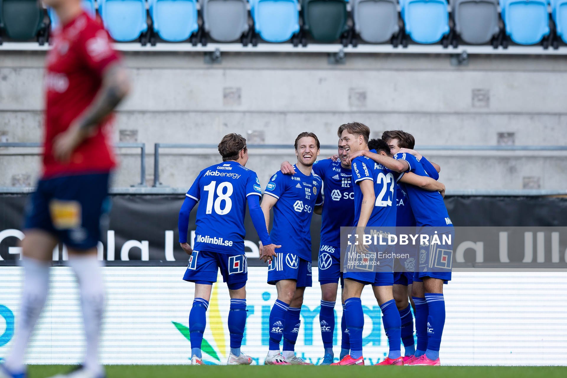 Sundsvalls Johan Bengtsson jublar med lagkamrater efter 0-2 under fotbollsmatchen i Superettan mellan Örgryte och GIF Sundsvall den 22 maj 2021 i Göteborg.