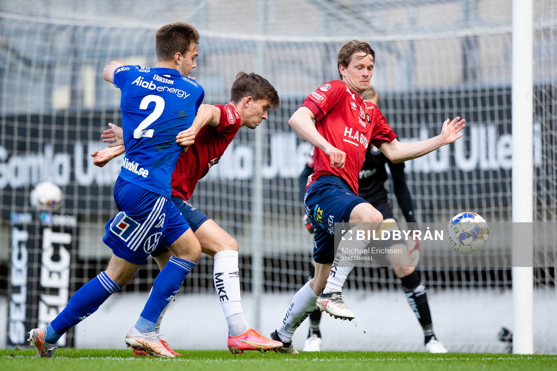 Sundsvalls Anton Eriksson och Örgrytes Daniel Paulson och Anton Lans under fotbollsmatchen i Superettan mellan Örgryte och GIF Sundsvall den 22 maj 2021 i Göteborg.