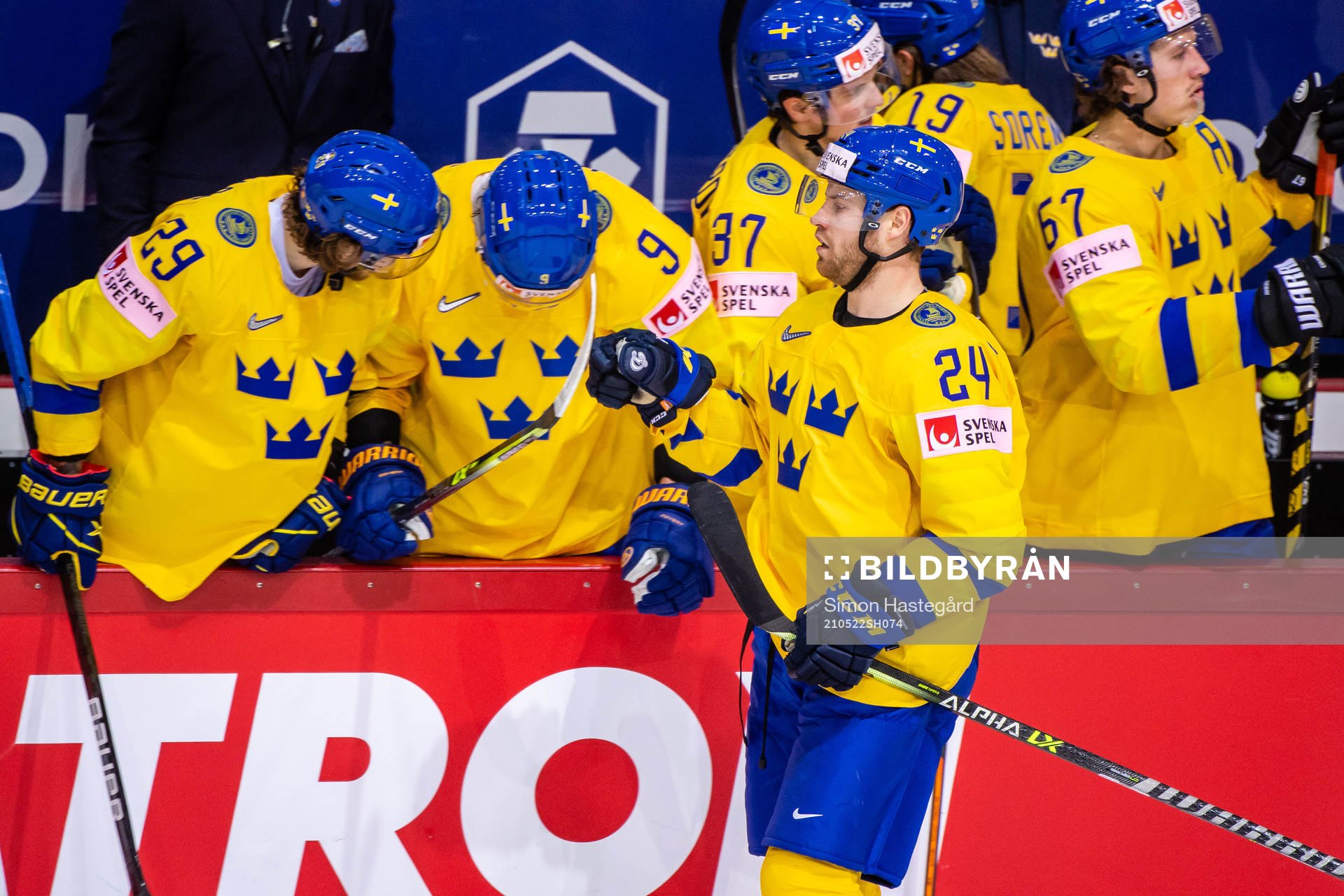 Oscar Lindberg of Sweden celebrates