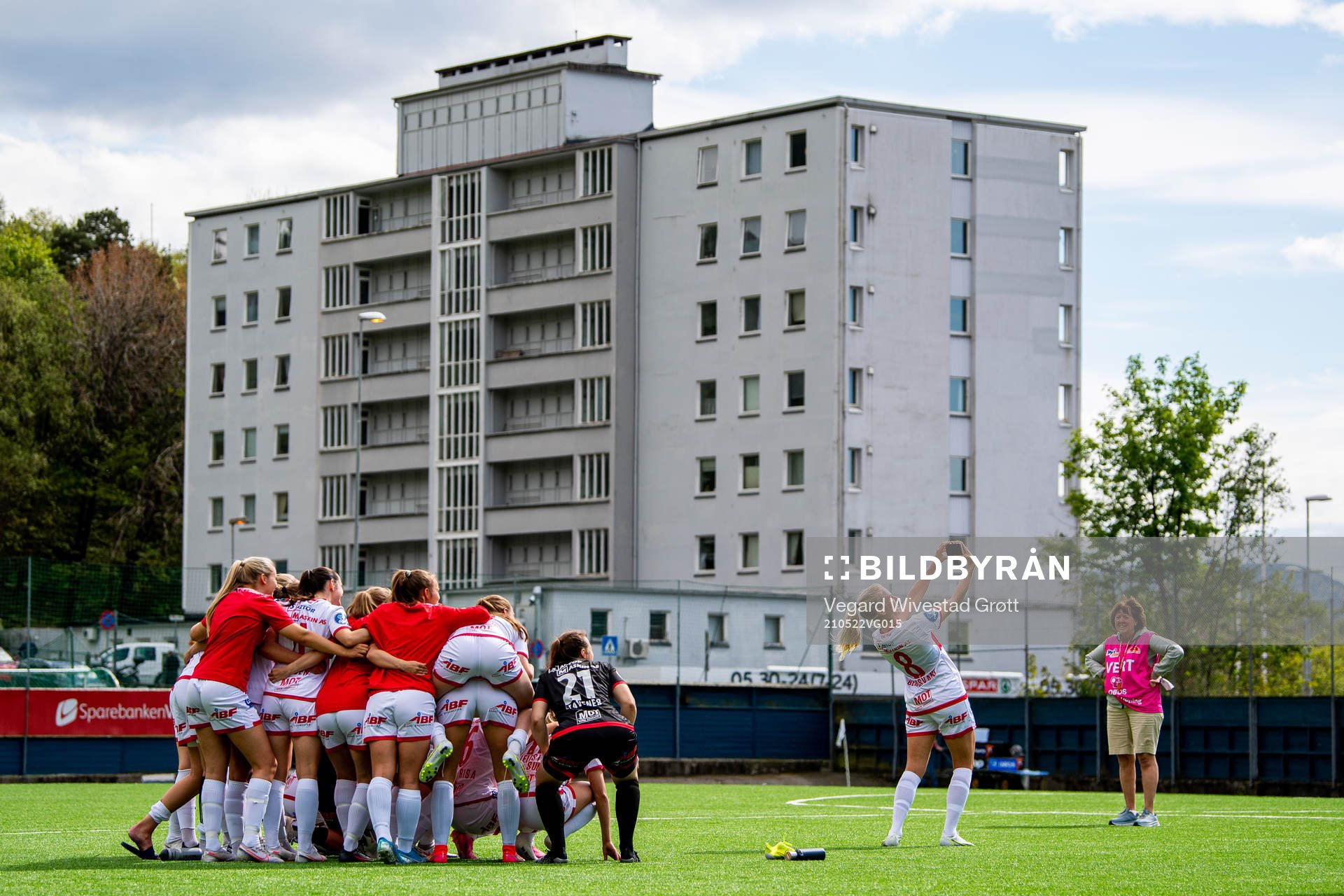 Guro Bergsvand and the players of Sandviken take a team
