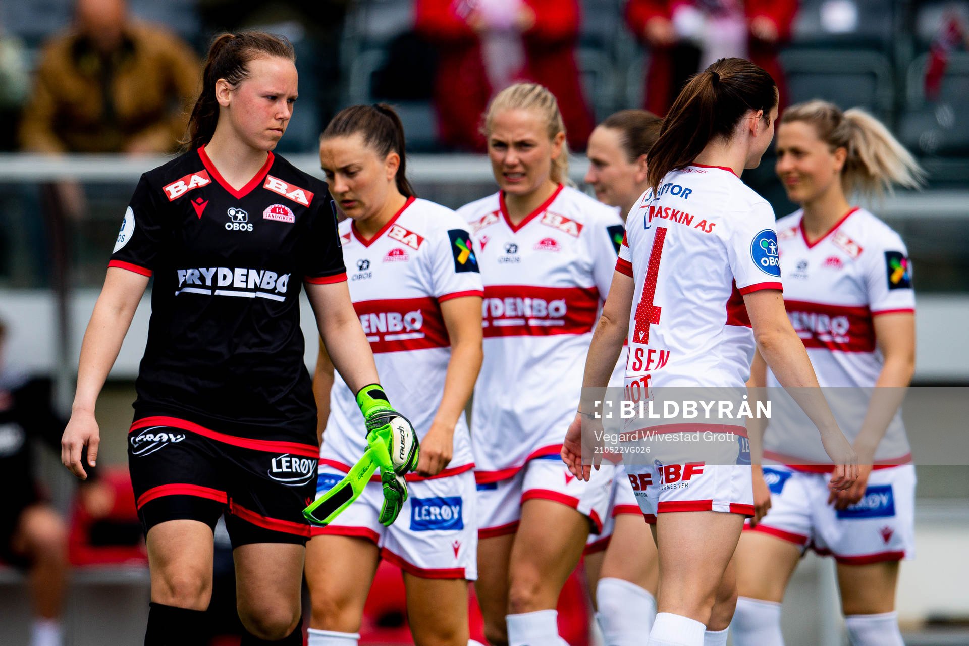 Goalkeeper Sandra Stavenes and the players of Sandviken