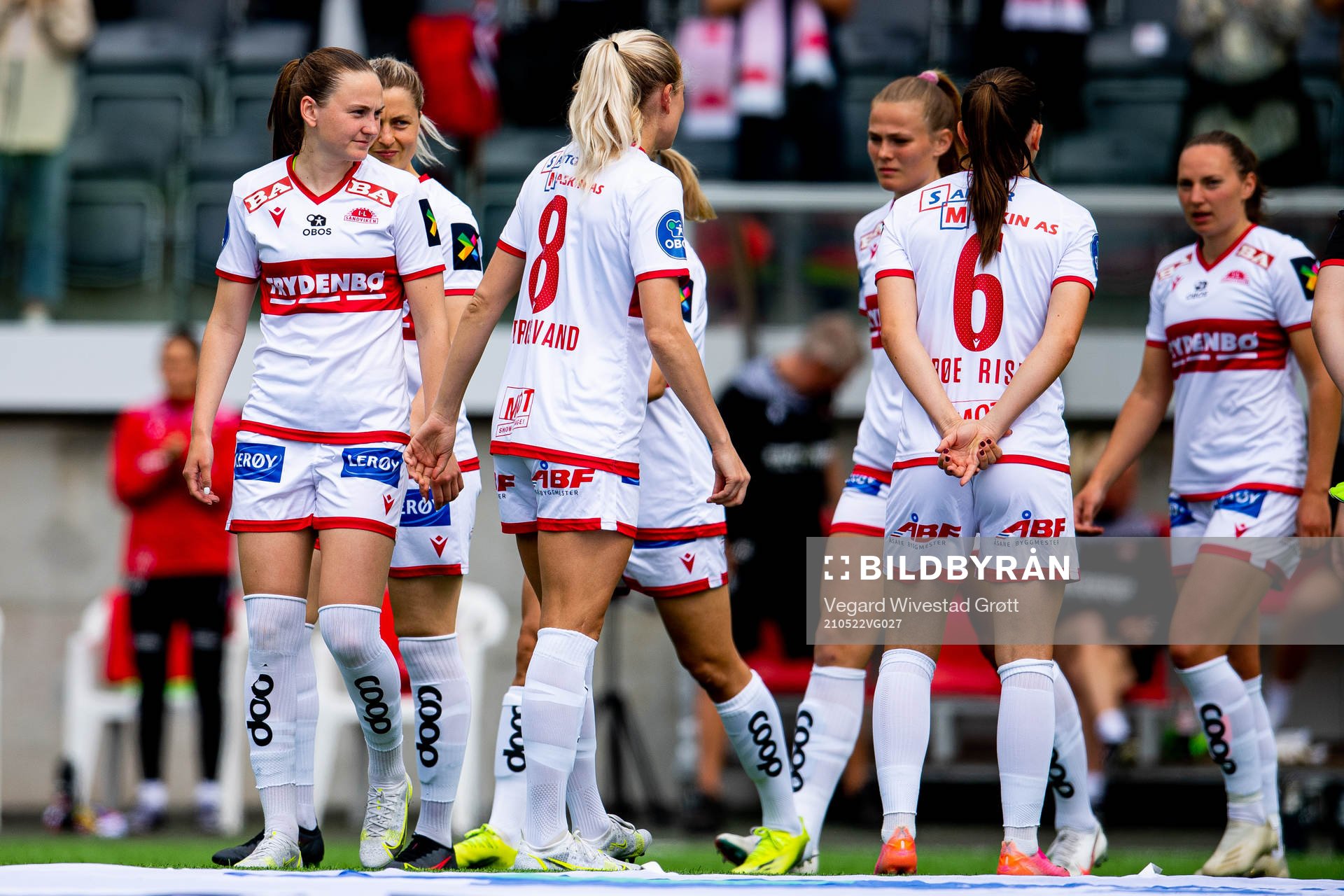 Vilde Hasund and the players of Sandviken enter the pitch