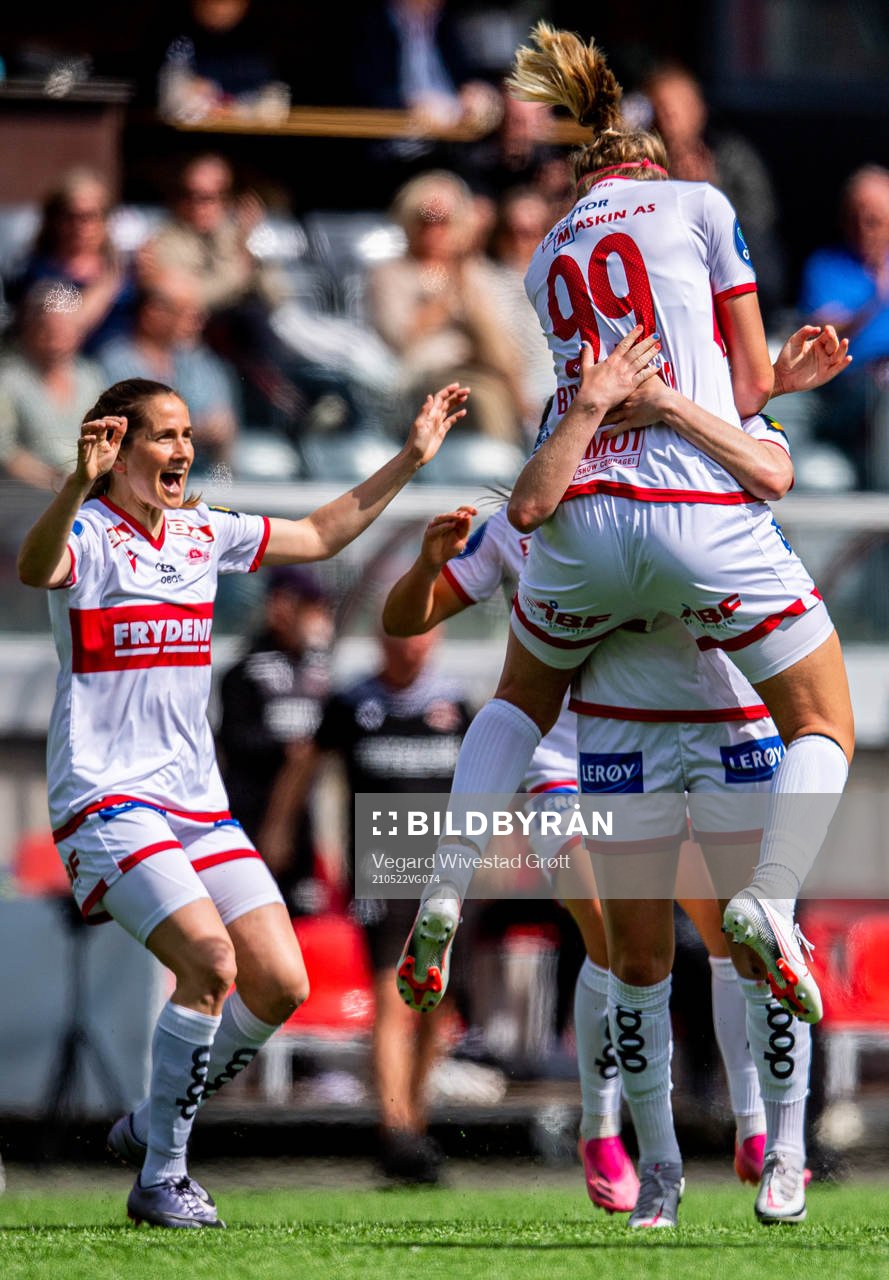 Elisabeth Terland of Sandviken celebrates with teammates