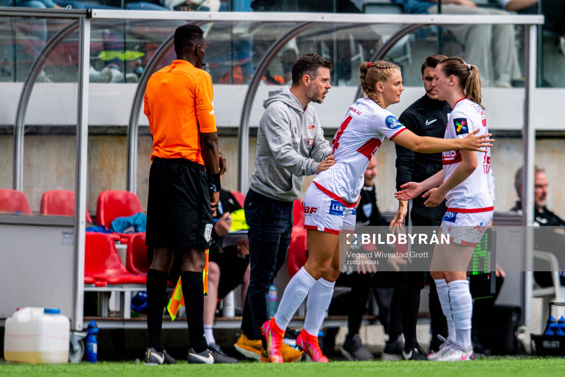 Alexander Straus, head coach of Sandviken, Vilde Drange