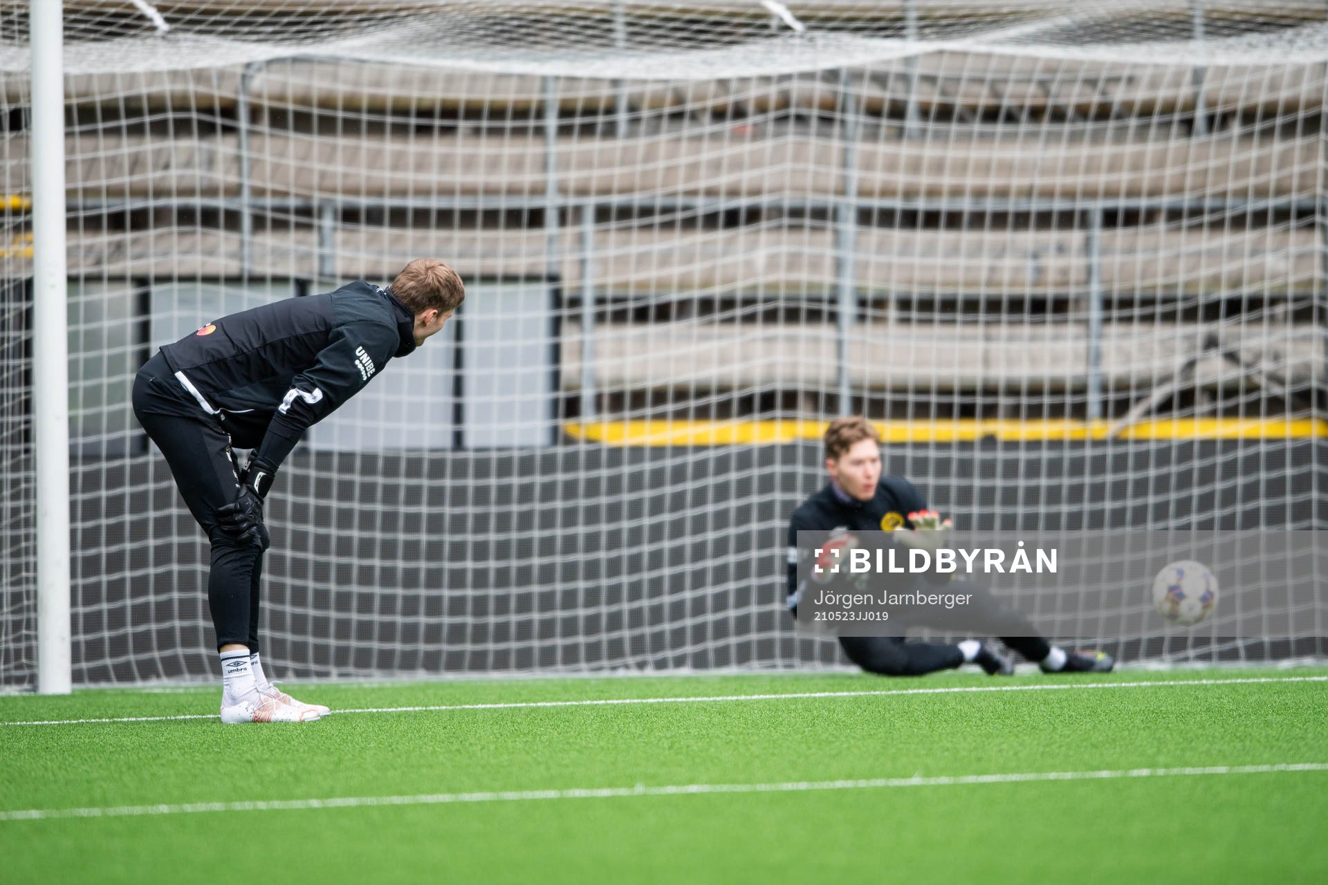 målvakt Tim Rönning tittar då målvakt Mathias Dyngeland