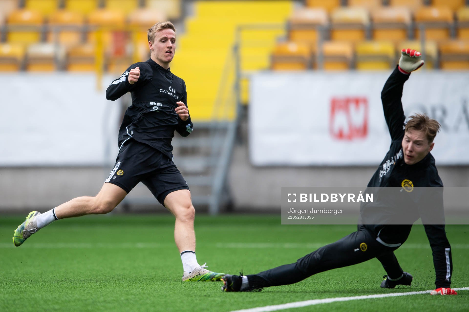 Jeppe Møldrup Okkels och målvakt Mathias Dyngeland