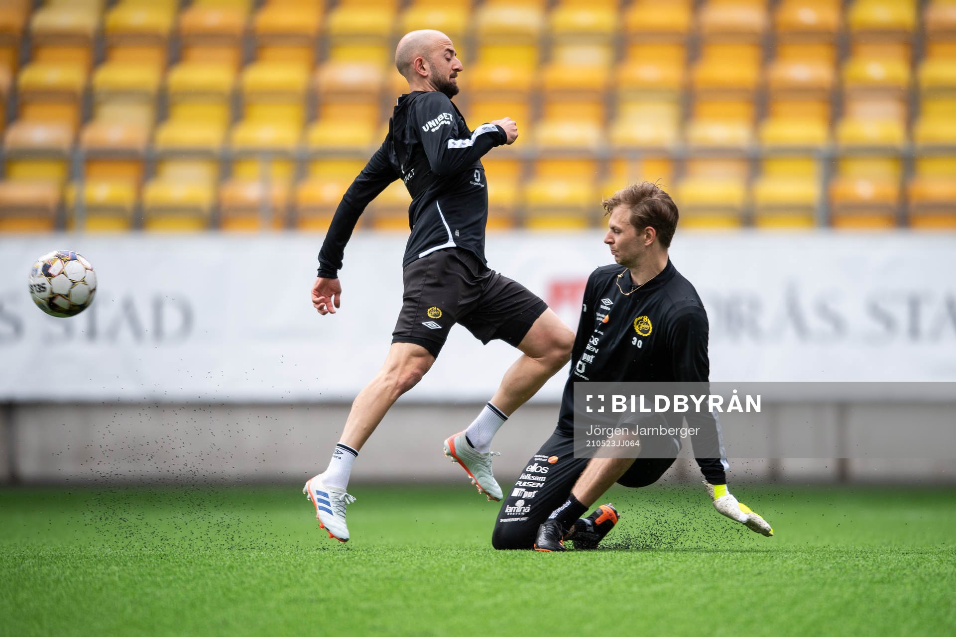 Robert Gojani och målvakt Simon Andersson
