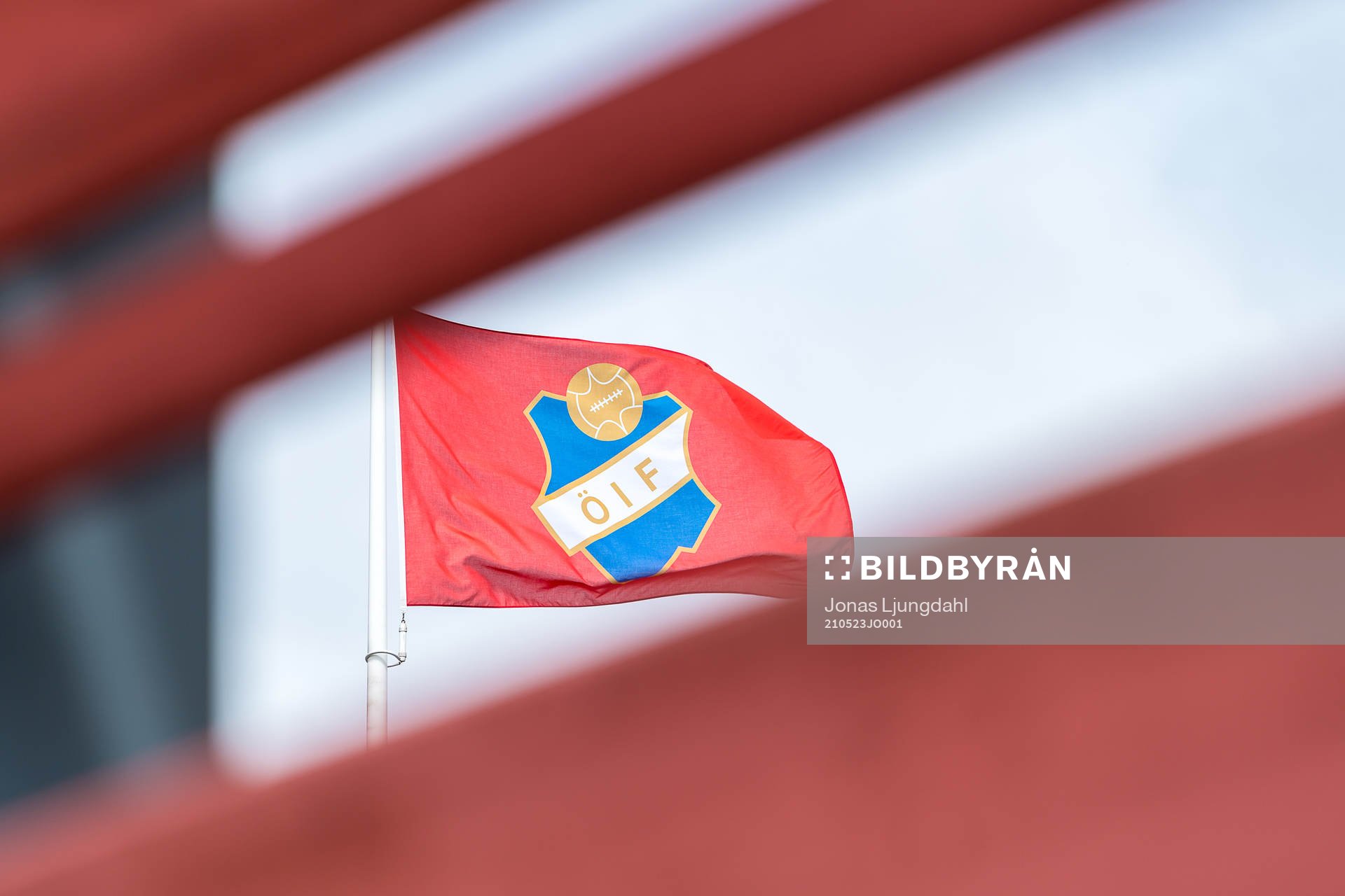 Flagga med Östers klubbmärke före fotbollsmatchen i