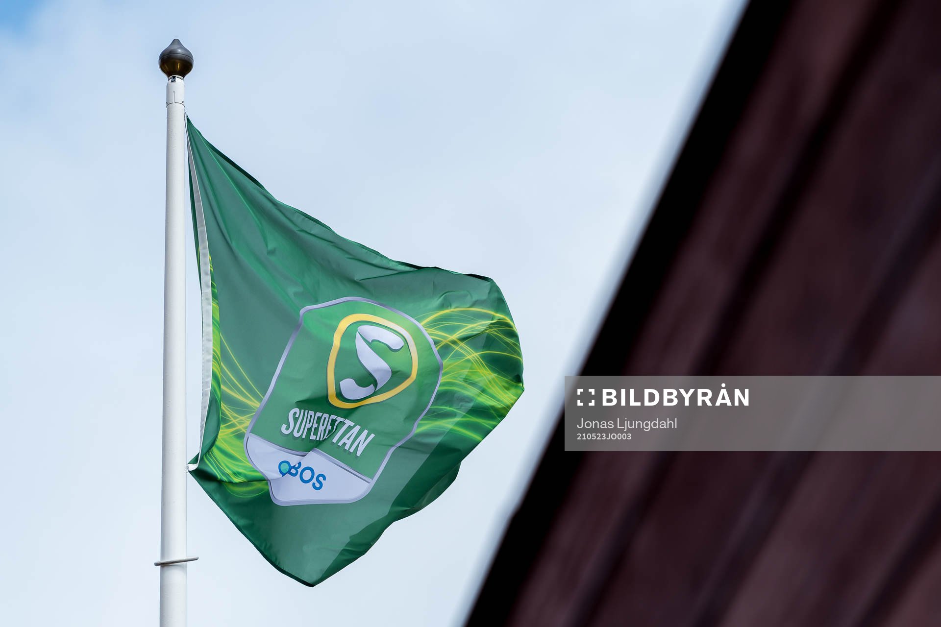 Flagga med superettan logo före fotbollsmatchen i