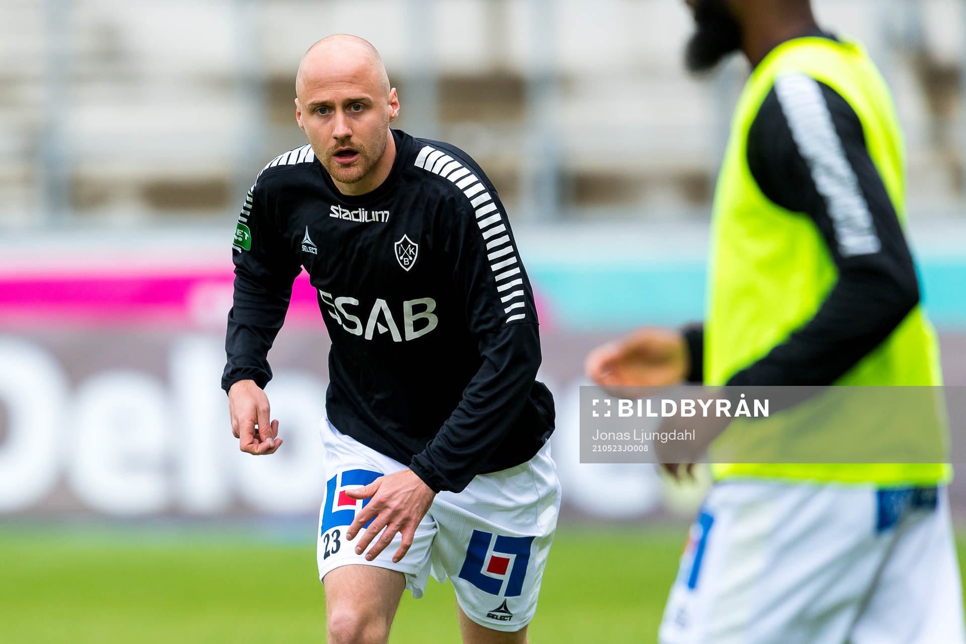 Brages Oscar Lundin värmer upp före fotbollsmatchen i