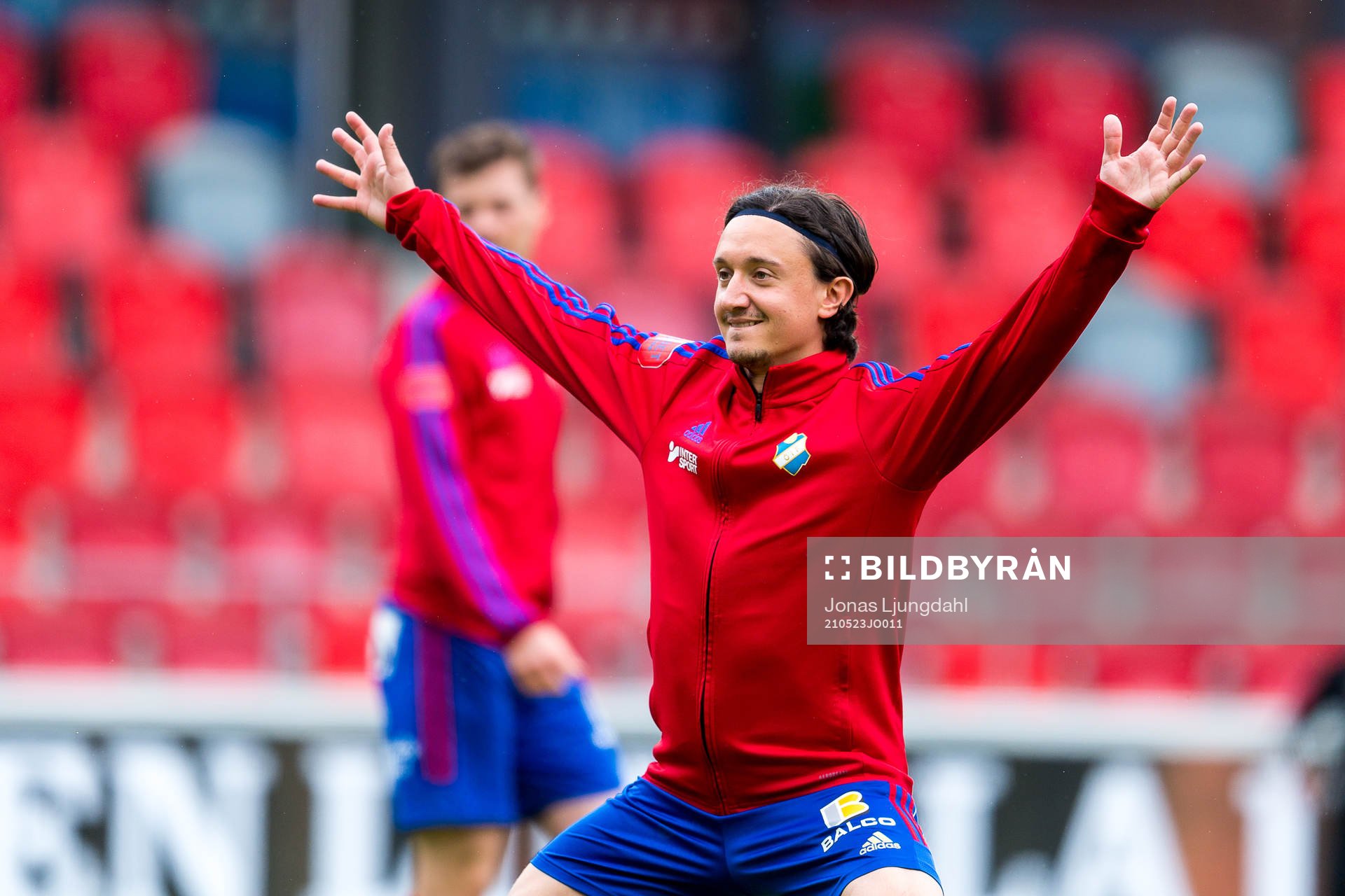 Östers Mattias Pavic värmer upp före fotbollsmatchen i