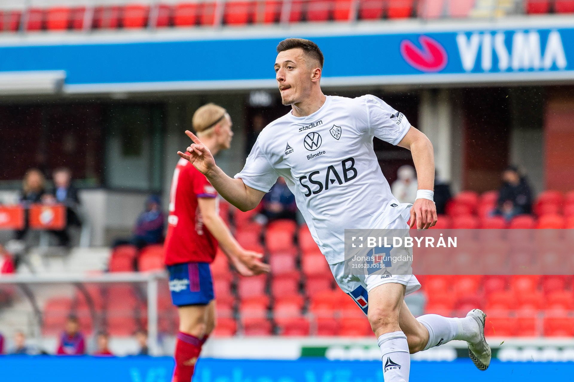 Brages Leonard Pllana jublar efter att han gjort 0-1 under fotbollsmatchen i Superettan mellan Öster och Brage den 23 maj 2021 i Växjö. 