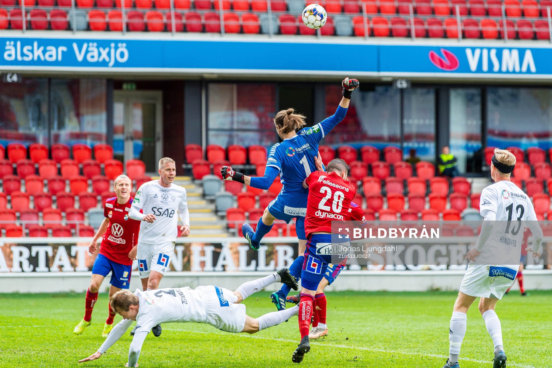 Brages Alexander Zetterström och målvakt Adrian Engdahl i kamp med Östers James Keene under fotbollsmatchen i Superettan mellan Öster och Brage den 23 maj 2021 i Växjö. 