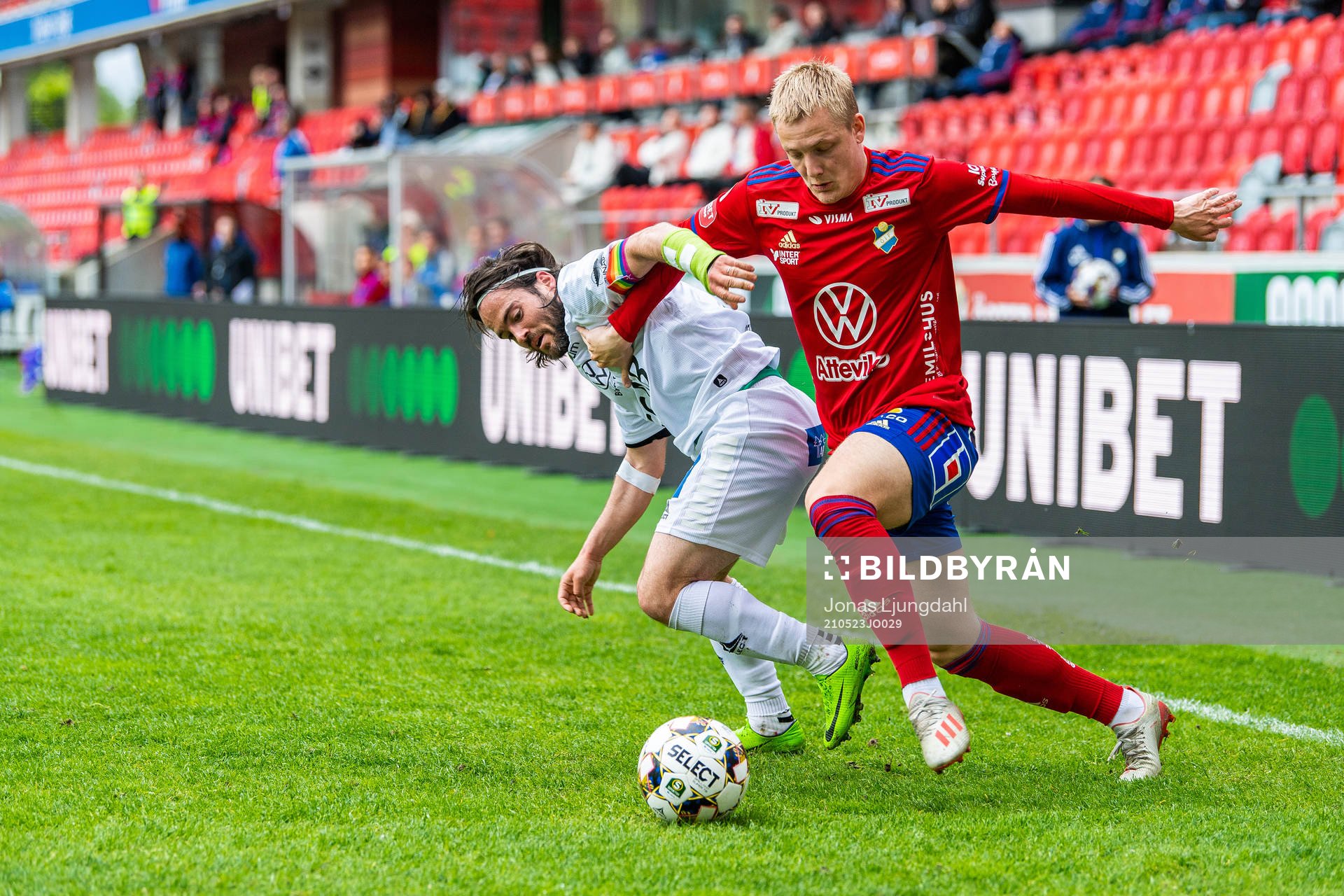 Brages Robbin Sellin och Östers Billy Nordström i kamp om