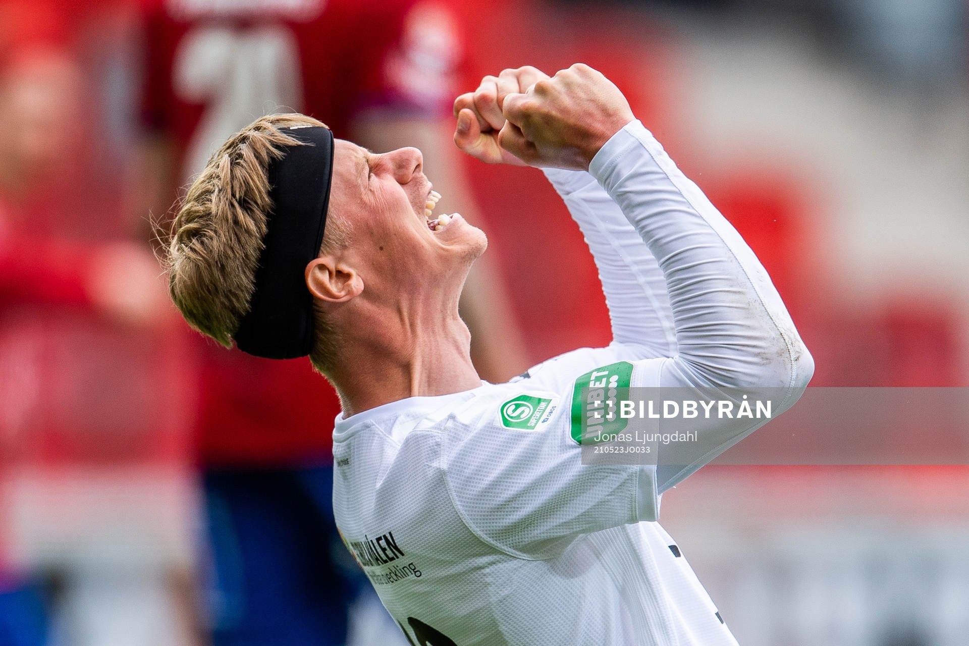 Brages Pontus Hindrikes jublar efter fotbollsmatchen i Superettan mellan Öster och Brage den 23 maj 2021 i Växjö. 