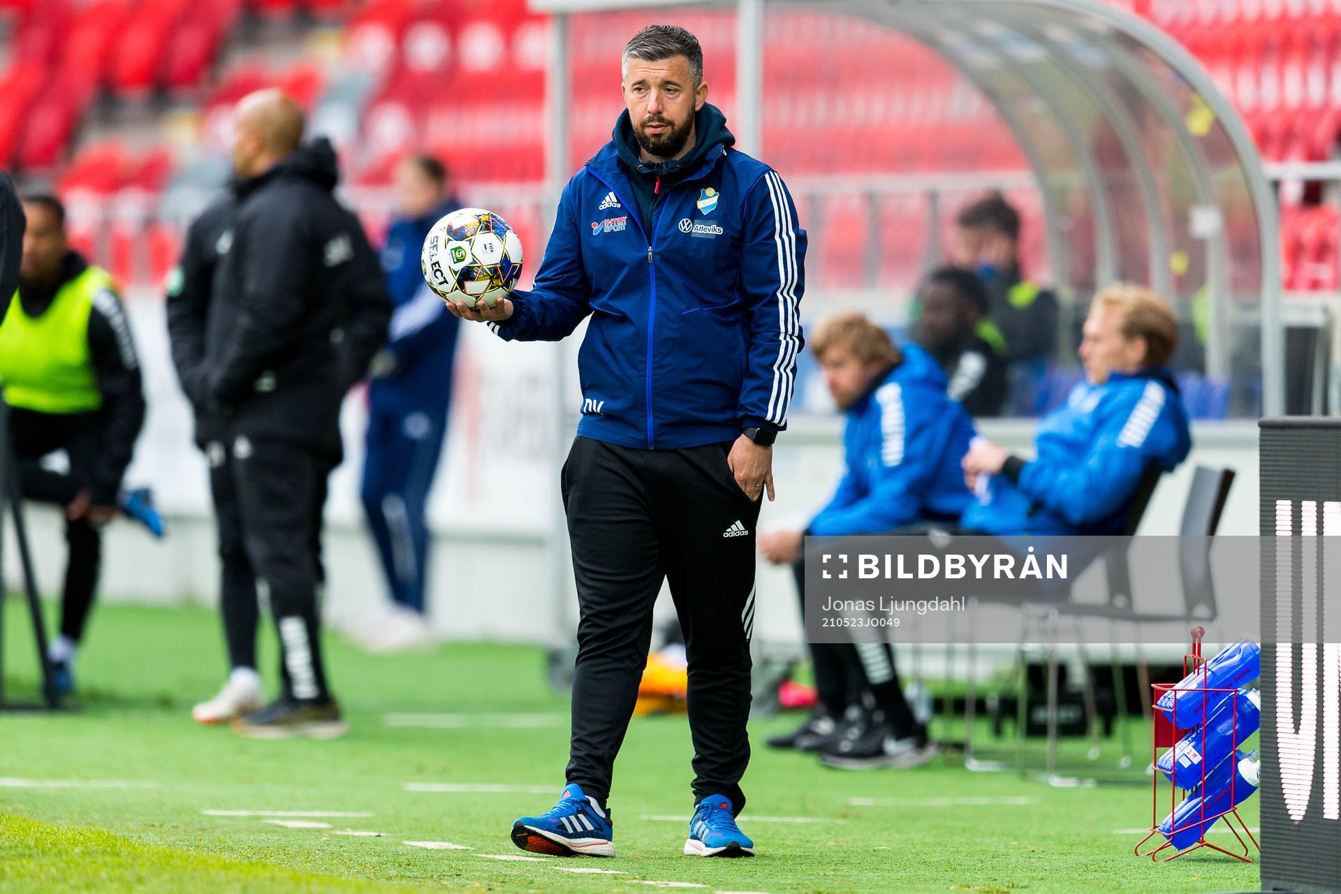 Östers tränare Dennis Velic deppar