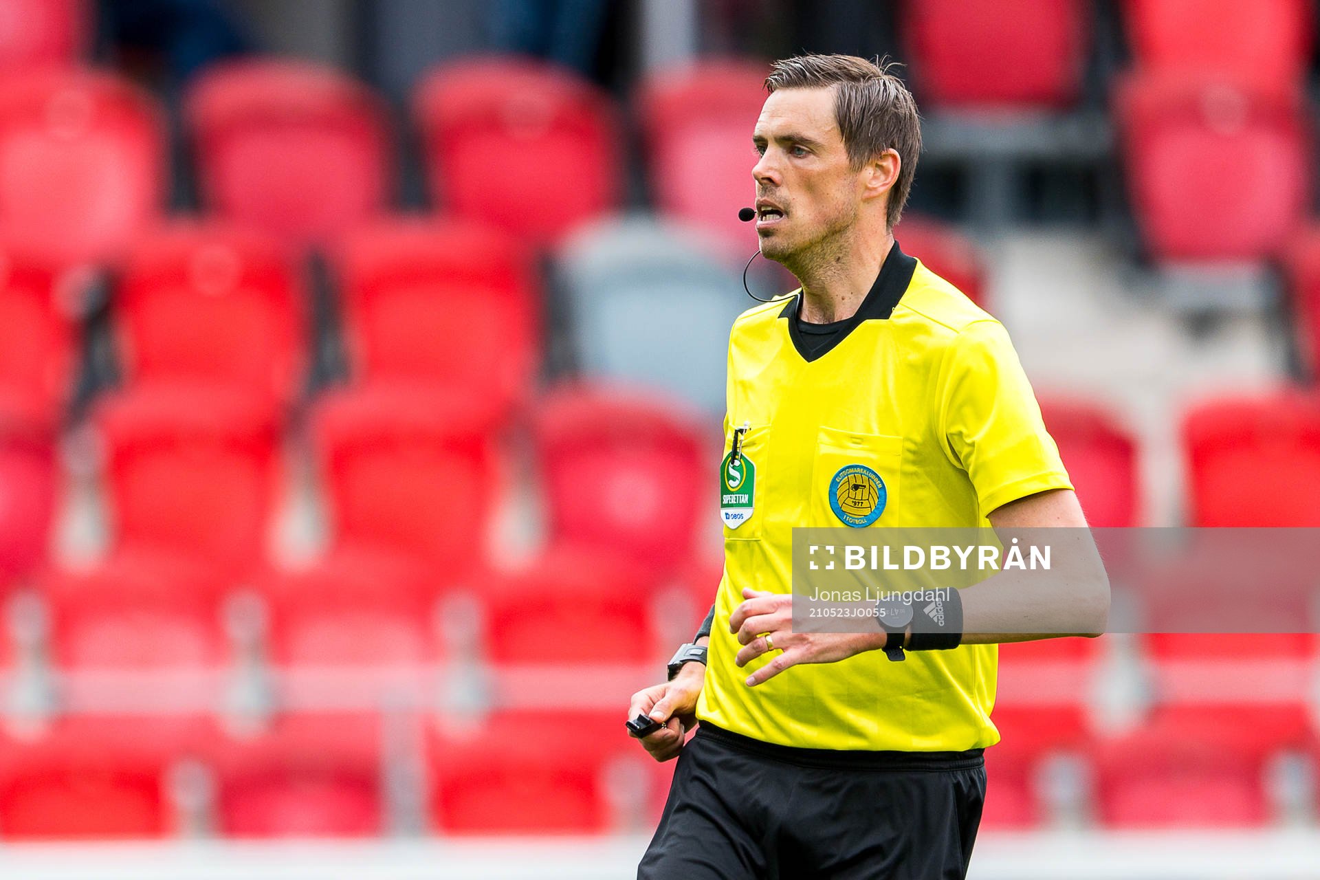 Domare Magnus Lindgren under fotbollsmatchen i Superettan mellan Öster och Brage den 23 maj 2021 i Växjö. 