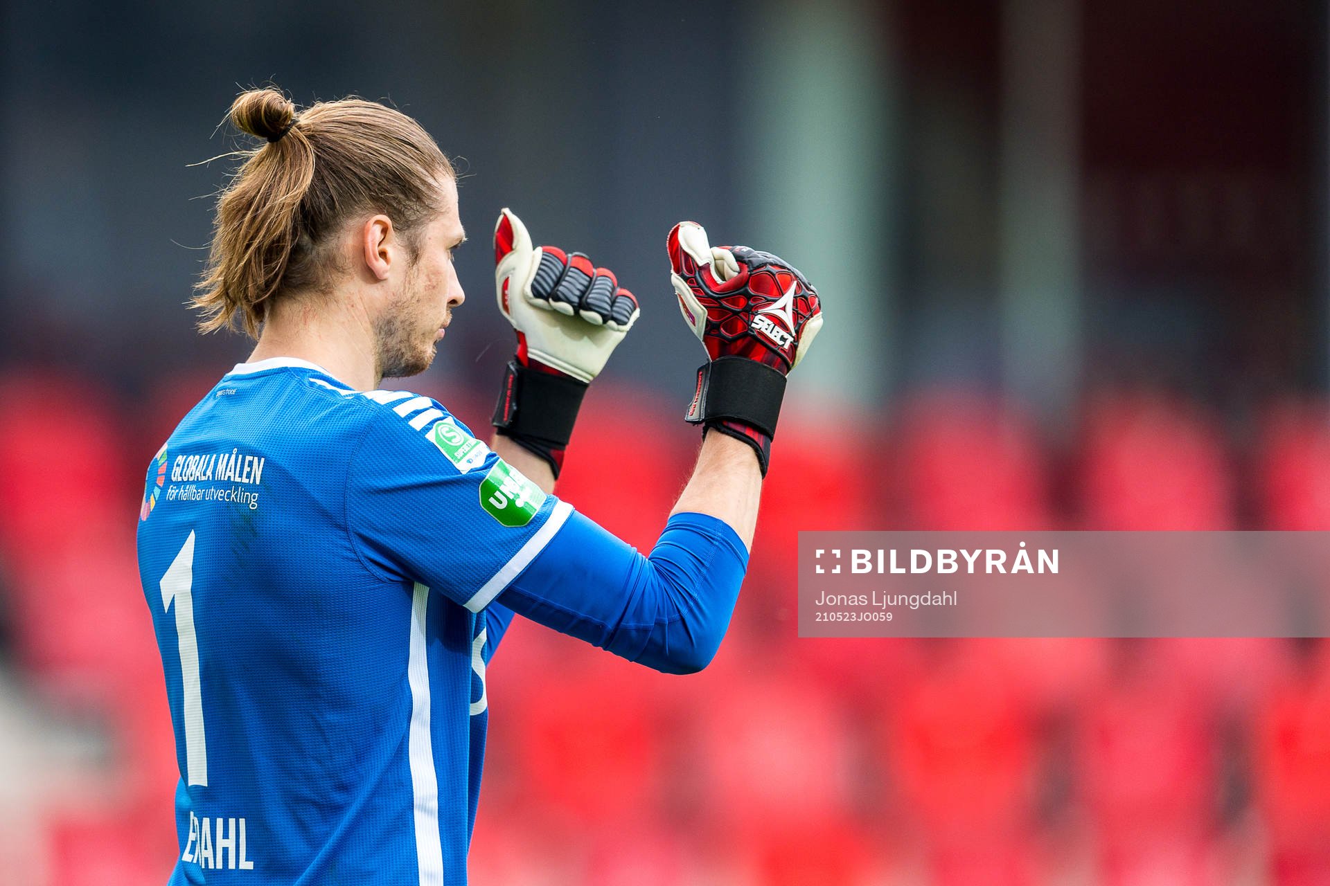 Brages målvakt Adrian Engdahl jublar