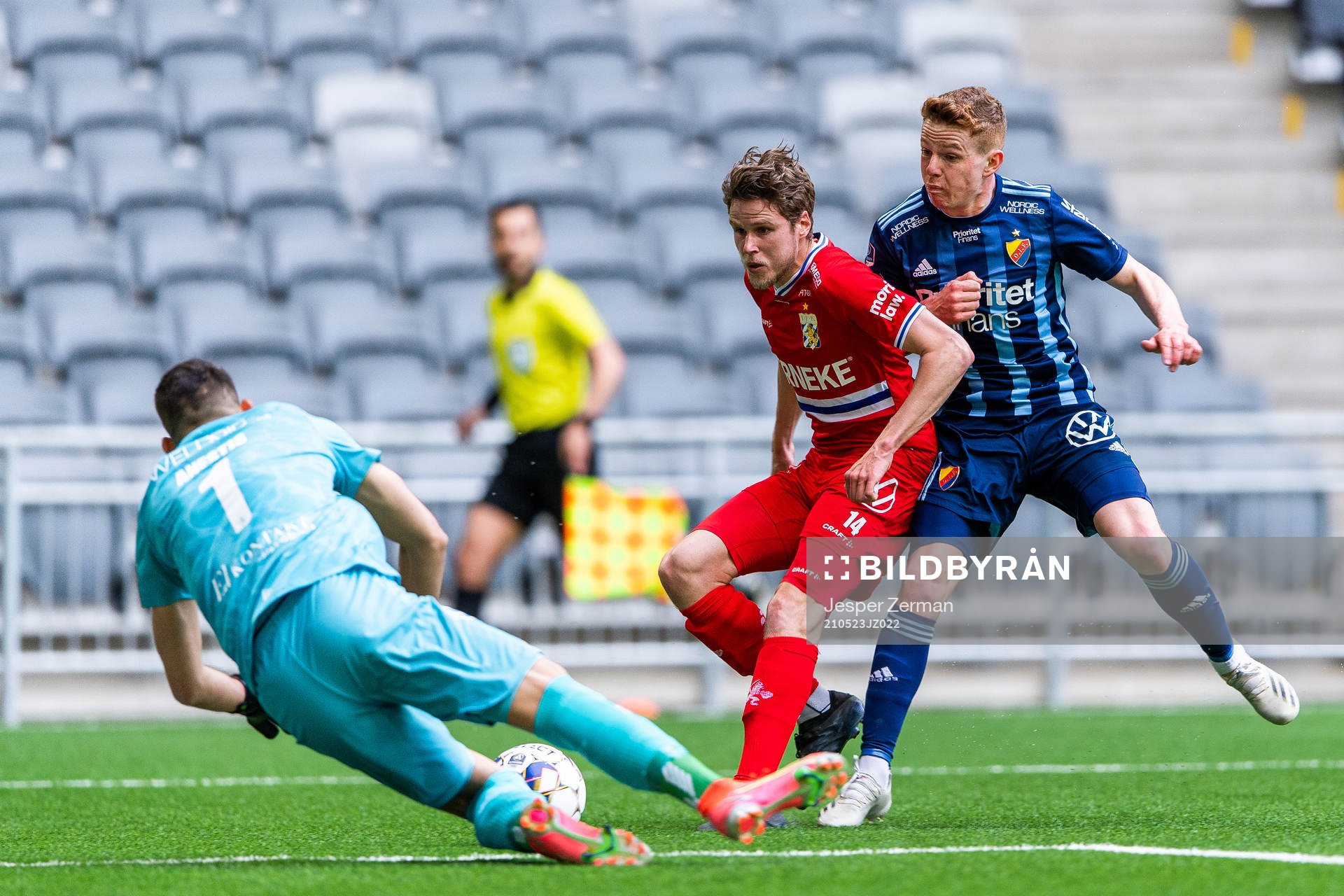 IFK Göteborgs målvakt Giannis Anestis och Gustaf Norlin i