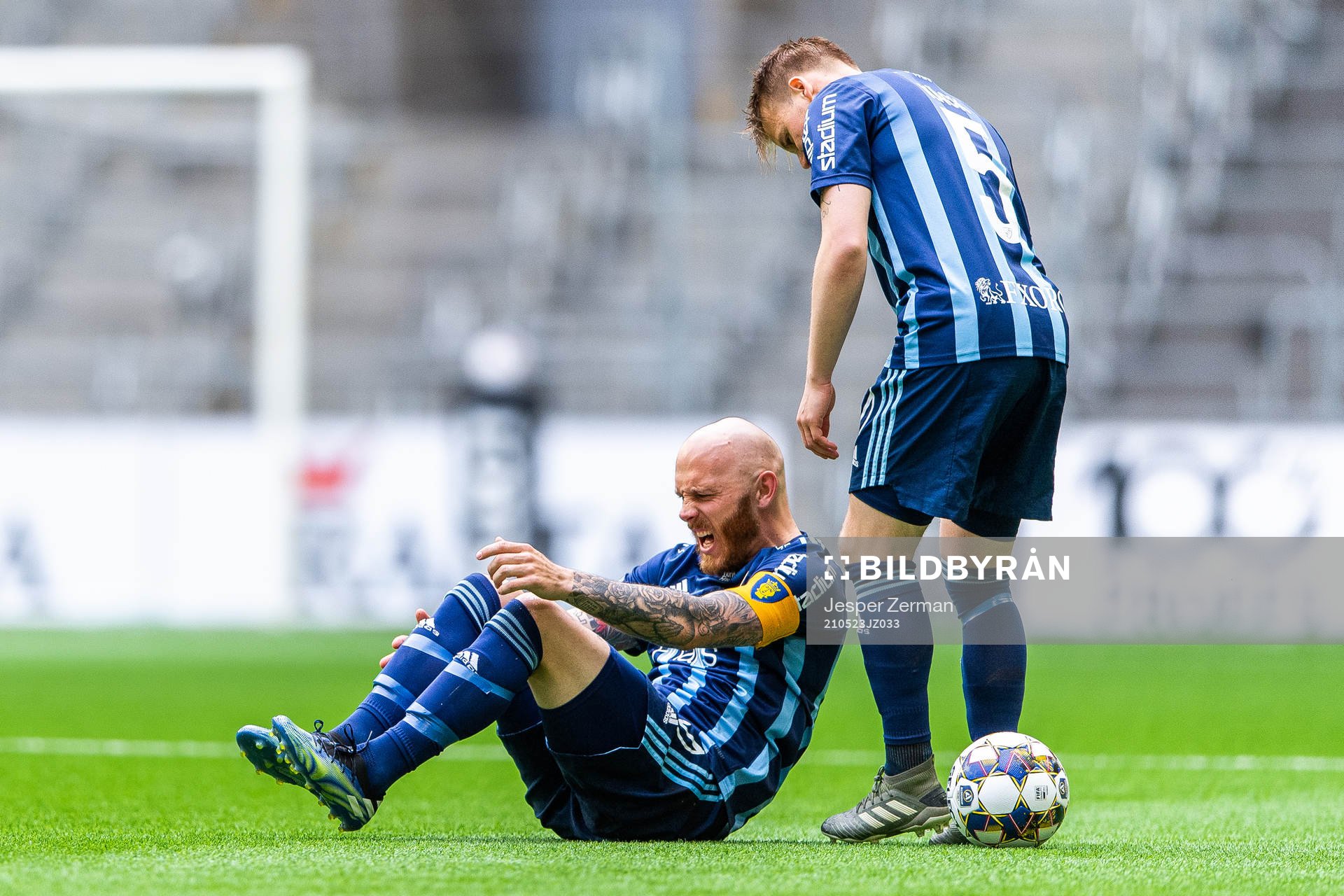 Djurgårdens Magnus Eriksson har ont och ses om av Elliot