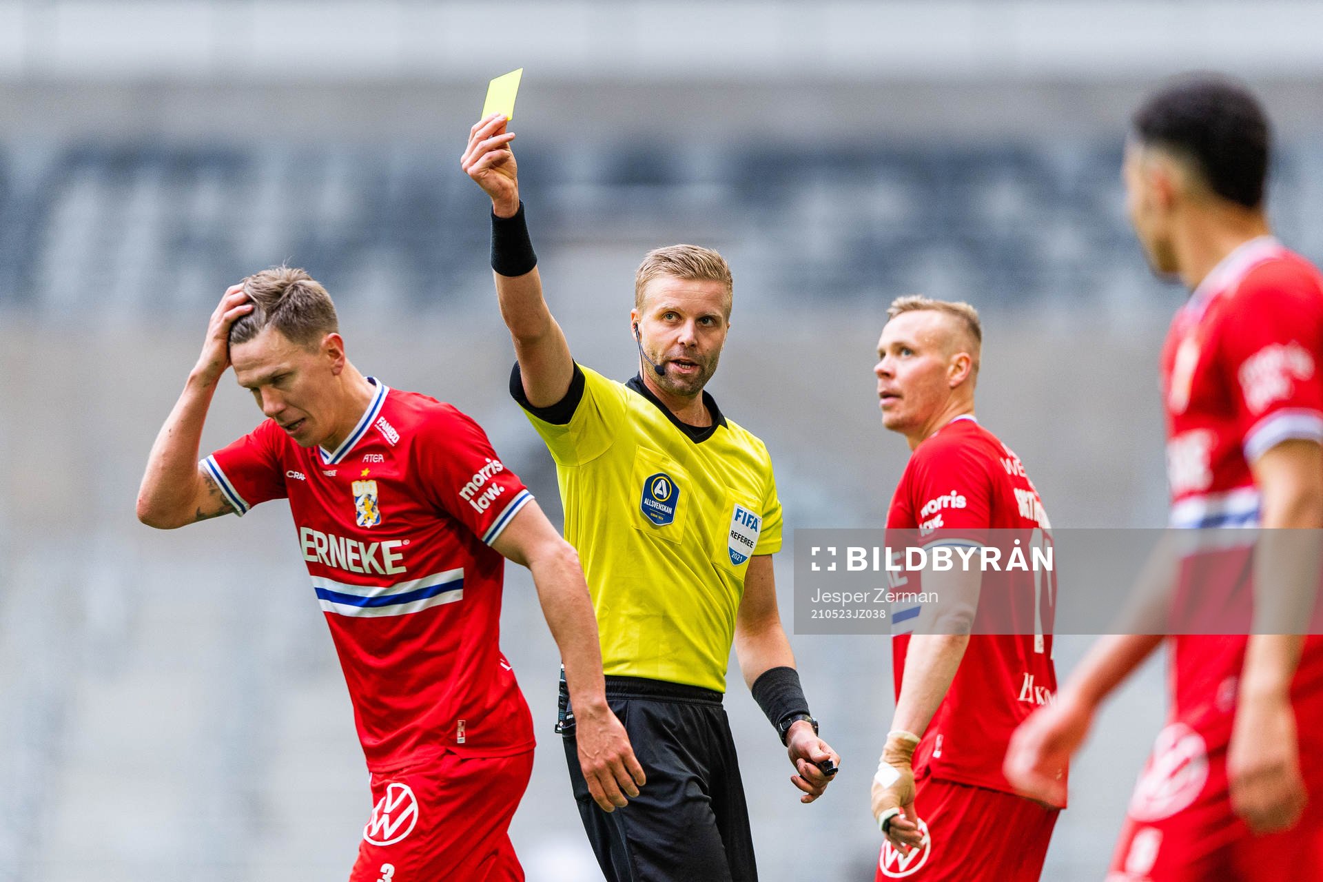 IFK Göteborgs Pontus Wernbloom varnas av domare Glenn