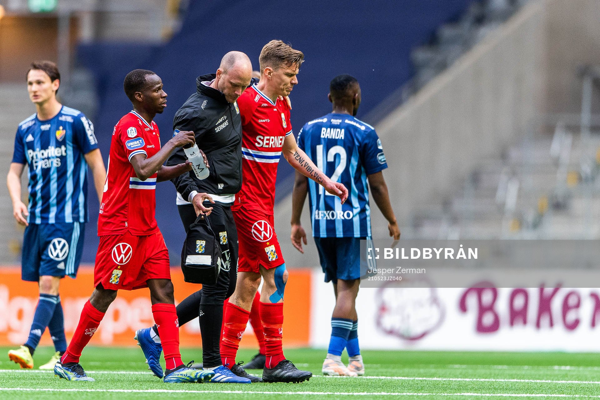 IFK Göteborgs Pontus Wernbloom hjälps av plan skadad