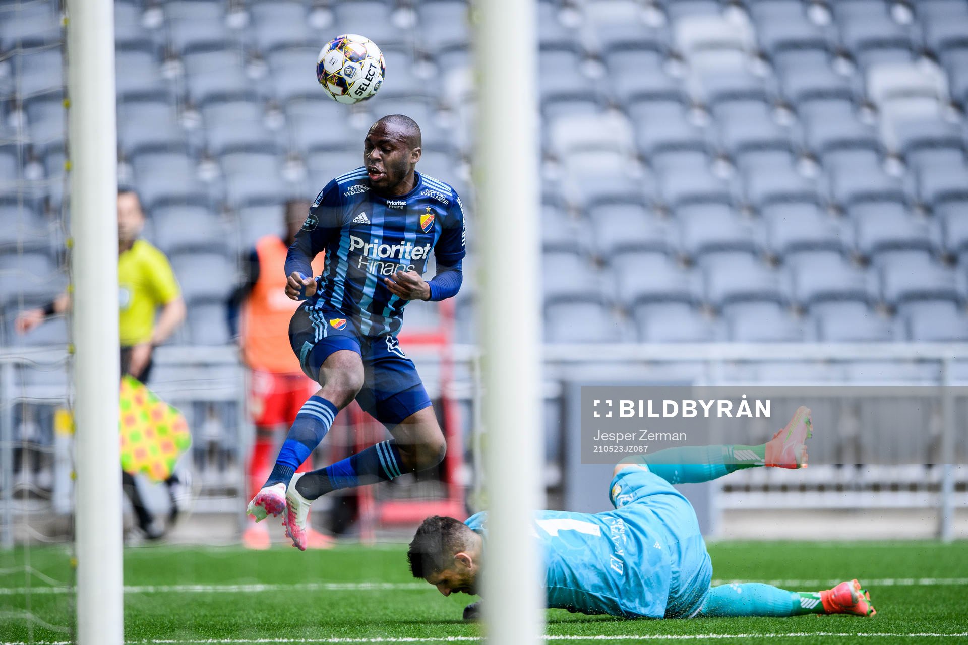 Djurgårdens Edward Chilufya och IFK Göteborgs målvakt