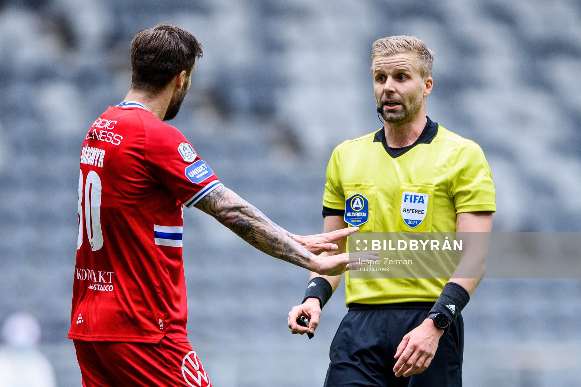 IFK Göteborgs Mattias Bjärsmyr och domare Glenn Nyberg