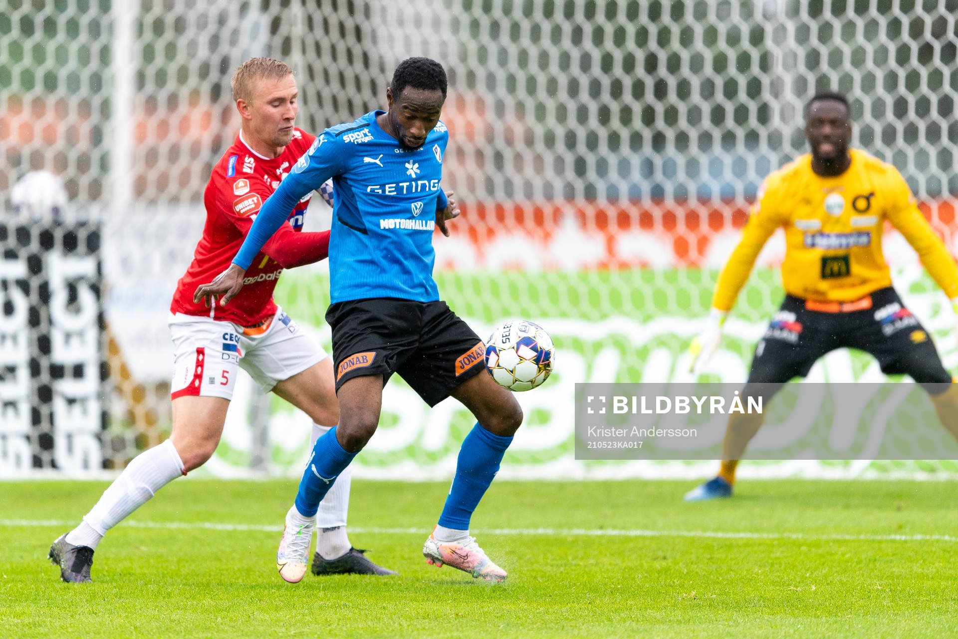 Degerfors Oliver Ekroth och Halmstads Sadat Karim