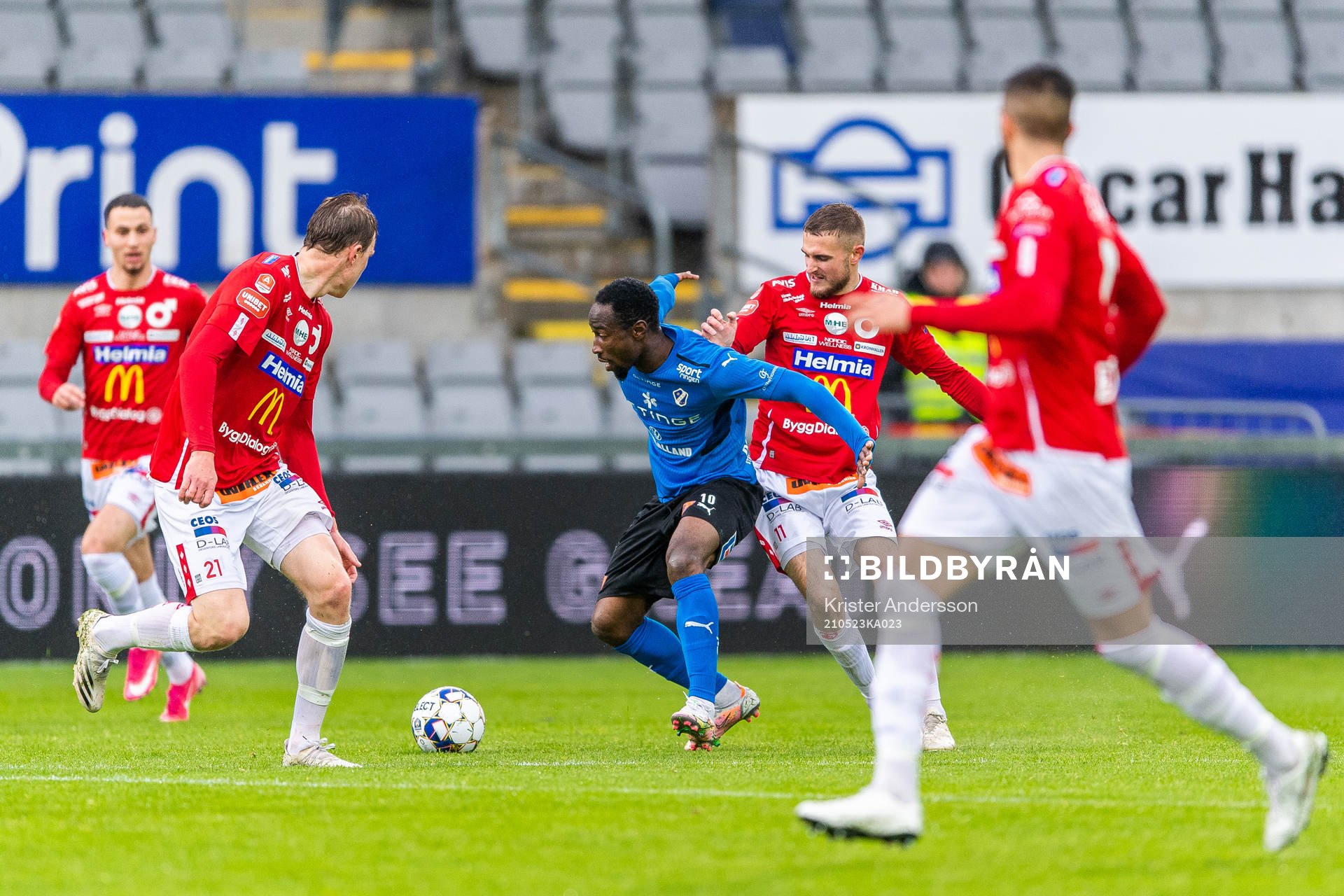 Halmstads Sadat Karim och Christos Gravius Degerfors i kamp