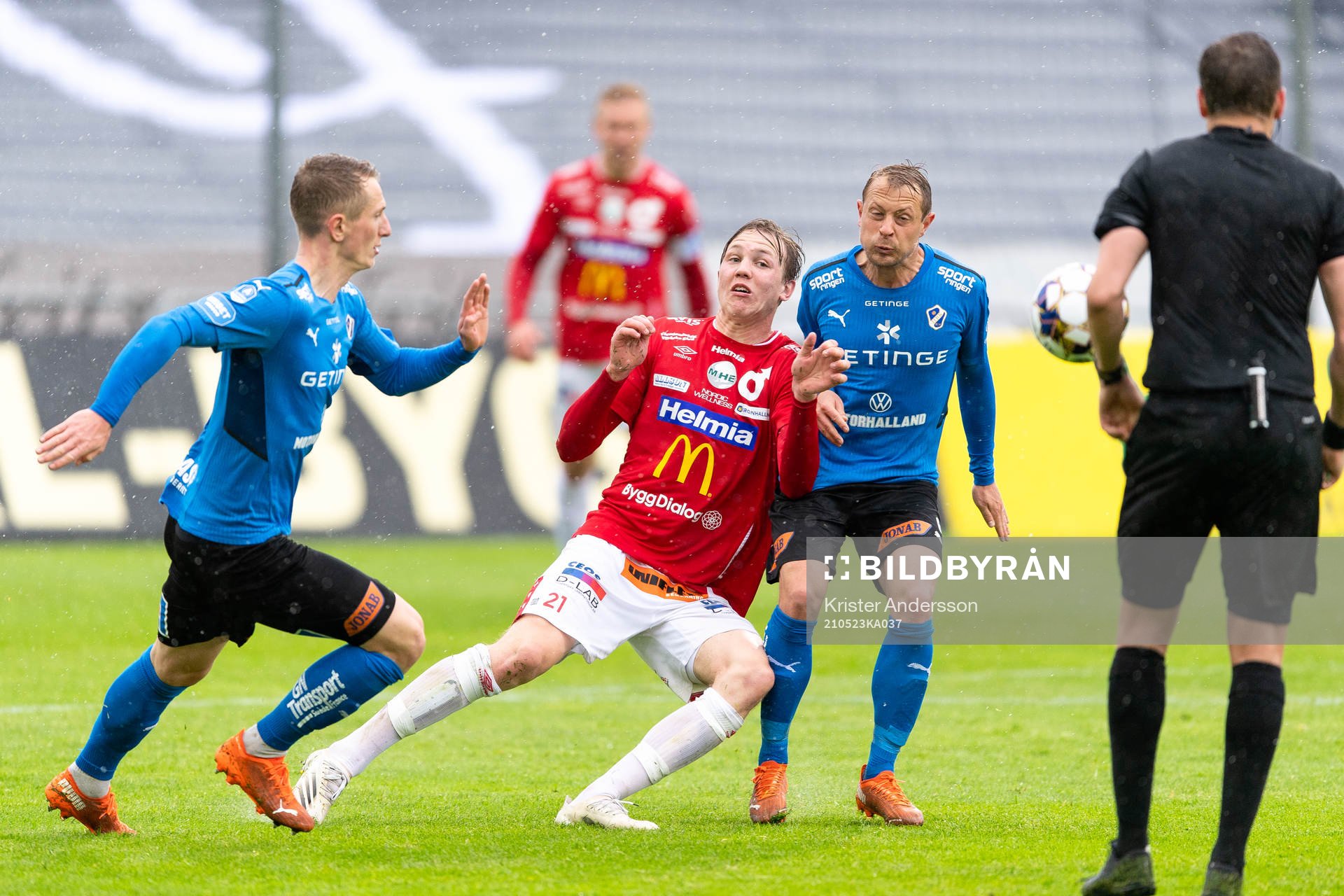 Degerfors Adam Carlén i kamp med Halmstads Andreas Bengtsson och Joel Allansson under fotbollsmatchen i Allsvenskan mellan Halmstad och Degerfors den 23 maj 2021 i Halmstad.