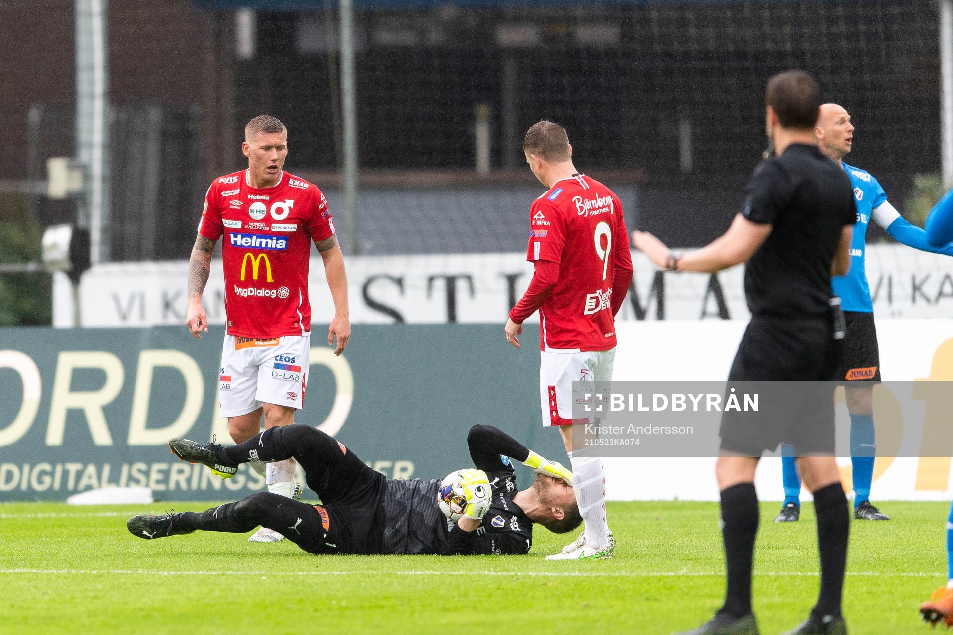 Degerfors Victor Edvardsen kolliderar med Halmstads