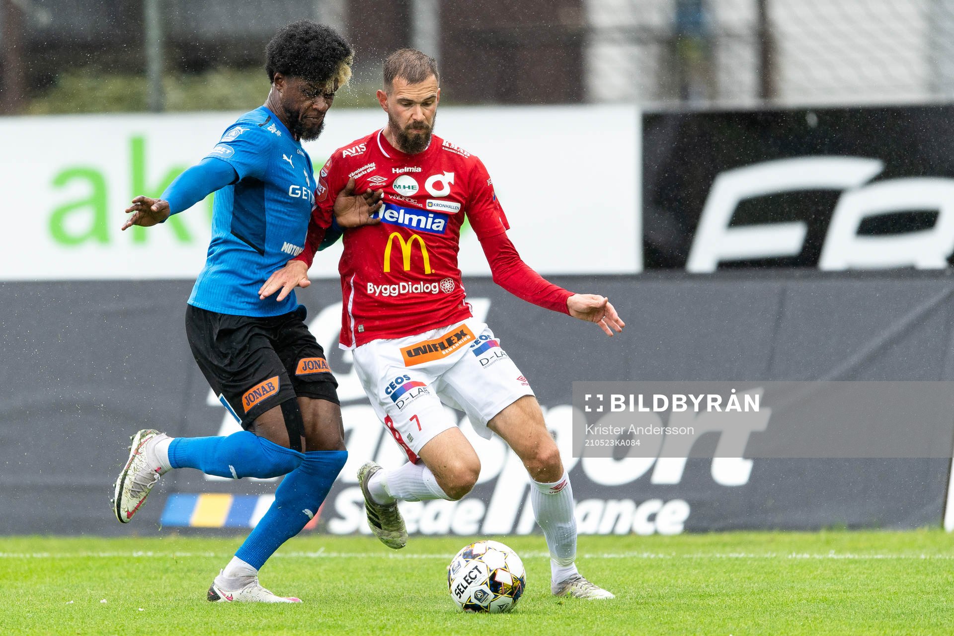 Halmstads Joseph Baffoe och Degerfors Sebastian Olsson
