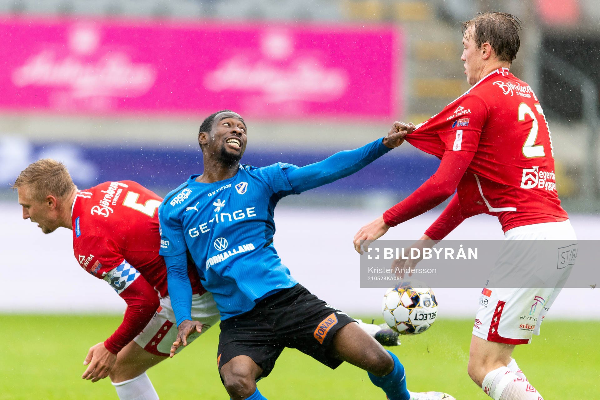 Halmstads Sadat Karim och Degerfors Adam Carlén