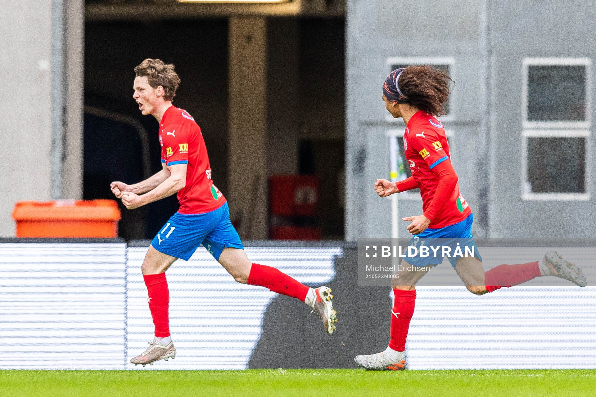 Helsingborgs Max Svensson jublar med lagkamrater